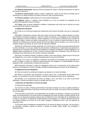(Primera Sección) DIARIO OFICIAL Lunes 24 de noviembre de 2008
4.11 Material impermeable: aquel que tiene la propiedad de impedir o dificultar la penetración de agua u
otro líquido a través de él.
4.12 Nuevas construcciones: edificios, locales, instalaciones y áreas en los centros de trabajo que se
encuentren en su etapa de diseño al momento de entrar en vigor la presente Norma.
4.13 Puente; pasadizo: pasillo elevado por el que transitan trabajadores.
4.14 Registro: bitácora o cualquier medio magnético en el que se asienten los resultados de las
verificaciones realizadas al centro de trabajo.
4.15 Yaque: base de apoyo empleada en tráileres o autotanques para evitar que el vehículo se mueva
cuando esté siendo cargado o descargado.
5. Obligaciones del patrón
5.1 Conservar en condiciones seguras las instalaciones de los centros de trabajo, para que no representen
riesgos.
5.2 Realizar verificaciones oculares cada doce meses al centro de trabajo, pudiendo hacerse por áreas,
para identificar condiciones inseguras y reparar los daños encontrados. Los resultados de las verificaciones
deben registrarse a través de bitácoras, medios magnéticos o en las actas de verificación de la comisión de
seguridad e higiene, mismos que deben conservarse por un año y contener al menos las fechas en que se
realizaron las verificaciones, el nombre del área del centro de trabajo que fue revisada y, en su caso, el tipo de
condición insegura encontrada, así como el tipo de reparación realizada.
5.3 Efectuar verificaciones oculares posteriores a la ocurrencia de un evento que pudiera generarle daños
al centro de trabajo y, en su caso, realizar las adecuaciones, modificaciones o reparaciones que garanticen la
seguridad de sus ocupantes. De tales acciones registrar los resultados en bitácoras o medios magnéticos. Los
registros deben conservarse por un año y contener al menos la fecha de la verificación, el tipo de evento, los
resultados de las verificaciones y las acciones correctivas realizadas.
5.4 Contar con sanitarios (retretes, mingitorios, lavabos, entre otros) limpios y seguros para el servicio de
los trabajadores y, en su caso, con lugares reservados para el consumo de alimentos.
5.5 Contar, en su caso, con regaderas y vestidores, de acuerdo con la actividad que se desarrolle en el
centro de trabajo o cuando se requiera la descontaminación del trabajador. Es responsabilidad del patrón
establecer el tipo, características y cantidad de los servicios.
5.6 Proporcionar información a todos los trabajadores para el uso y conservación de las áreas donde
realicen sus actividades en el centro de trabajo, incluidas las destinadas para el servicio de los trabajadores.
6. Obligaciones de los trabajadores
6.1 Informar al patrón las condiciones inseguras que detecten en el centro de trabajo.
6.2 Recibir la información que proporcione el patrón para el uso y conservación de las áreas donde
realicen sus actividades en el centro de trabajo, incluidas las destinadas al servicio de los trabajadores.
6.3 Participar en la conservación del centro de trabajo y dar a las áreas el uso para el que fueron
destinadas, a menos que el patrón autorice su empleo para otros usos.
7. Requisitos de seguridad en el centro de trabajo
7.1 Disposiciones generales.
7.1.1 Contar con orden y limpieza permanentes en las áreas de trabajo, así como en pasillos exteriores a
los edificios, estacionamientos y otras áreas comunes del centro de trabajo, de acuerdo al tipo de actividades
que se desarrollen.
7.1.2 Las áreas de producción, de mantenimiento, de circulación de personas y vehículos, las zonas de
riesgo, de almacenamiento y de servicios para los trabajadores del centro de trabajo, se deben delimitar de tal
manera que se disponga de espacios seguros para la realización de las actividades de los trabajadores que
en ellas se encuentran. Tal delimitación puede realizarse con barandales; con cualquier elemento estructural;
con franjas amarillas de al menos 5 cm de ancho, pintadas o adheridas al piso, o por una distancia de
separación física.
7.1.3 Cuando laboren trabajadores discapacitados en los centros de trabajo, las puertas, vías de acceso y
de circulación, escaleras, lugares de servicio y puestos de trabajo, deben facilitar sus actividades y
desplazamientos.
 
