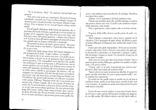 "Te lo prometto, Said,,, ho risposto baciandogli una
guancia,
Non avevo mai ar¡uto un cronometro, A]i teneva il tempo
calcolando i secondi .o" ir ,ro uü;; ororogio scassaro. Il
cinrurino non c era piü darnolr". .rl rimrrto solranto il qua_
dranre. Fino al gioino in cui nun gli'hrnno rubato anche
qtrclio.
Era all'angolo dell,altare della pat.riaad aspettare che ri_
spunrassi dal vicolo di fronte, q,anclo gl ,i .rá'"*i.;;;;;;
i::.ln1t t,-e ngazzini abgai.t.h. non'rueva rnai visro, non
Lrovevano essere del n.stro quartiere, e chissá..rr;ii;:;;;_
no ii. Lui se ne srava ail'ombrá, ,pp"s;irr" al *onco cli un,aca_
cia,.quando quei tre hanno .o-rn.ilio a insultarlo.
"Ha proprio la faccia <J-a negro, q"..r" d.drocl,,,dicevano.
.r, 1li:jlT:_.':-p..,
non fiatarTa, á ri grrrar""ii;r.;üi;;-
Lilr,aLInoauno.
"Allora non oarla que_s! clarorl,<Iev,essersi mangiato an_
che Ja.lingu, p., l, f;;.; ñ eitlrri.L, i tre stupidi.
. AJi sapeva che in ,." .onr.o ,";;;; c,era molto da an_
dare lontano, e in piü..u ior, ñ;;i;;. abgal,q,indi non
aveva speranze. con tranquiriitá aveva lrr.Iutá ¿t; ;;;11;
che sembrava. il capo si awicinas.. . uit,i_prowiso, con Ia
stessa rapiditá con cui quella ..r, lorirra aveva morso la
nrano.del ragazzino estrámista, gli aveva.f.rruto ,, .;ñ;:
ne sullo stinco. euello si era;?"s;;;'árl ¿otor.; Áii;;,
scappato via veiocissimo. GIi ait.i"dre gli erano .orri di.iro
pe.r ul po', poi, piü lenri di lui, ,r.urn,f frrr,., ,, ]ir..lr. ..1
il fischietro che alcuni
h"]li;;;;;"'rí ..ff. per occasioni
come quesre. Ffffiuu.u.rTalménre forte che .i .ru ,.ntlto f.,
mezza cittá. Girato l,angolo Ali si era *ovato di fronte un
uomo che lo ayevafermato e gli aveva.hi"r,o perché corre_
va) se per caso avevarubato qualcosa, che era contrario alla
legge del Corano. Subito ,t;p";r;; rrri"r,i i cJue, e aveva-
no detro all'uomo che Ali
".;;i;J,ollu"u, rubaro dei sol_
di. Lo avevano picchiato. s[;;;;;;;;r. rutto queilo che
I
aveva, cioé soltanto quel moncherino di orologio. Da allora
avevamo fatto senza.
Adesso, con il cronometro di Said cambiava tutto.
Chissá cosa avrebbe detto Ali, avrebbe stentato a credere
che poteva usarne uno vero. E anche a me sembrava impos-
sibile misurare i miei tempi.
Fino a quel giorno, avevo saputo solo se arrivavo prima.
Il germe della follia dovevo averlo preso da aabe, co-
munque.
Avevo ragione a rispondere cosi a hooyo, quando me lo
chiedeva. Con il permesso di papá, infatti, gli ultimi tre gior-
ni prima della gara di Hargeysa sono andata allo stadio Cons,
di notte.
Erano anni che glielo domandavo. Ali mi aveva racconta-
to tante volte di lui, Amir e Nurud, i suoi arnici, che ogni tan-
to da piccoli ci entravano e si mettevano a giocare a calcio.
Mi era sempre rimasto in mente. Un momento di pace in cui
poter usare lo stadio.
Aabe non mi aveva mai dato il permesso di farlo. Fino a
quei tre giorni prima della gara, quando ero andata a implo-
rado, e lui aveva ceduto.
"Grazie, aabe, te ne saró riconoscente per tutta 7a vita,"
gli avevo detto facendogli gli occhioni dolci.
"Spero che me ne sarai riconoscente alla fine di questi tre
giorni, perché vorrá dire che non ti sará accaduto nulla," ave-
va risposto lui, pensieroso.
La veritá era che quelle erano le uniche ore in cui non si
rischiava niente, anche se era buio pesto, perché ín giro non
c'era nessuno e il coprifuoco serale aveva giá portato la pace
nelle nostre orecchie.
Uscivo di casa verso le undici e in una mezz'oretta, facen-
do di corsa e tutta coperta dal burqa le stradine piü apparta-
te, ero allo stadio. Mi infilavo dentro uno dei buchi nella re-
9)
L)2
 