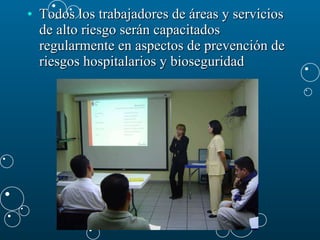 Todos los trabajadores de áreas y servicios de alto riesgo serán capacitados regularmente en aspectos de prevención de riesgos hospitalarios y bioseguridad  