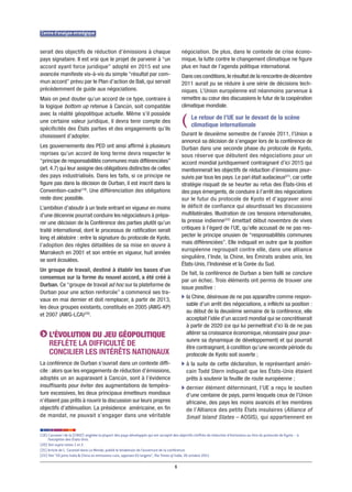 Centre d’analyse stratégique


serait des objectifs de réduction d’émissions à chaque                                    négociation. De plus, dans le contexte de crise écono-
pays signataire. Il est vrai que le projet de parvenir à “un                              mique, la lutte contre le changement climatique ne figure
accord ayant force juridique” adopté en 2015 est une                                      plus en haut de l’agenda politique international.
avancée manifeste vis-à-vis du simple “résultat par com-                                  Dans ces conditions, le résultat de la rencontre de décembre
mun accord” prévu par le Plan d’action de Bali, qui servait                               2011 aurait pu se réduire à une série de décisions tech-
précédemment de guide aux négociations.                                                   niques. L’Union européenne est néanmoins parvenue à
Mais on peut douter qu’un accord de ce type, contraire à                                  remettre au cœur des discussions le futur de la coopération
la logique bottom up retenue à Cancún, soit compatible                                    climatique mondiale.
avec la réalité géopolitique actuelle. Même s’il possède
une certaine valeur juridique, il devra tenir compte des
spécificités des États parties et des engagements qu’ils
                                                                                          (     Le retour de l’UE sur le devant de la scène
                                                                                                climatique internationale
choisissent d’adopter.                                                                    Durant le deuxième semestre de l’année 2011, l’Union a
                                                                                          annoncé sa décision de s’engager lors de la conférence de
Les gouvernements des PED ont ainsi affirmé à plusieurs                                   Durban dans une seconde phase du protocole de Kyoto,
reprises qu’un accord de long terme devra respecter le                                    sous réserve que débutent des négociations pour un
“principe de responsabilités communes mais différenciées”                                 accord mondial juridiquement contraignant d’ici 2015 qui
(art. 4.7) qui leur assigne des obligations distinctes de celles                          mentionnerait les objectifs de réduction d’émissions pour-
des pays industrialisés. Dans les faits, si ce principe ne                                suivis par tous les pays. Le pari était audacieux(21), car cette
figure pas dans la décision de Durban, il est inscrit dans la                             stratégie risquait de se heurter au refus des États-Unis et
Convention-cadre(19). Une différenciation des obligations                                 des pays émergents, de conduire à l’arrêt des négociations
reste donc possible.                                                                      sur le futur du protocole de Kyoto et d’aggraver ainsi
L’ambition d’aboutir à un texte entrant en vigueur en moins                               le déficit de confiance qui alourdissait les discussions
d’une décennie pourrait conduire les négociateurs à prépa-                                multilatérales. Illustration de ces tensions internationales,
rer une décision de la Conférence des parties plutôt qu’un                                la presse indienne(22) émettait début novembre de vives
traité international, dont le processus de ratification serait                            critiques à l’égard de l’UE, qu’elle accusait de ne pas res-
long et aléatoire : entre la signature du protocole de Kyoto,                             pecter le principe onusien de “responsabilités communes
                                                                                          mais différenciées”. Elle indiquait en outre que la position
l’adoption des règles détaillées de sa mise en œuvre à
                                                                                          européenne regroupait contre elle, dans une alliance
Marrakech en 2001 et son entrée en vigueur, huit années
                                                                                          singulière, l’Inde, la Chine, les Émirats arabes unis, les
se sont écoulées.
                                                                                          États-Unis, l’Indonésie et la Corée du Sud.
Un groupe de travail, destiné à établir les bases d’un
                                                                                          De fait, la conférence de Durban a bien failli se conclure
consensus sur la forme du nouvel accord, a été créé à
                                                                                          par un échec. Trois éléments ont permis de trouver une
Durban. Ce “groupe de travail ad hoc sur la plateforme de                                 issue positive :
Durban pour une action renforcée” a commencé ses tra-
                                                                                          b la Chine, désireuse de ne pas apparaître comme respon-
vaux en mai dernier et doit remplacer, à partir de 2013,
                                                                                            sable d’un arrêt des négociations, a infléchi sa position :
les deux groupes existants, constitués en 2005 (AWG-KP)
                                                                                            au début de la deuxième semaine de la conférence, elle
et 2007 (AWG-LCA)(20).
                                                                                            acceptait l’idée d’un accord mondial qui se concrétiserait
                                                                                            à partir de 2020 (ce qui lui permettrait d’ici là de ne pas
     L’ÉVOLUTION DU JEU GÉOPOLITIQUE                                                        altérer sa croissance économique, nécessaire pour pour-
                                                                                            suivre sa dynamique de développement) et qui pourrait
     REFLÈTE LA DIFFICULTÉ DE                                                               être contraignant, à condition qu’une seconde période du
     CONCILIER LES INTÉRÊTS NATIONAUX                                                       protocole de Kyoto soit ouverte ;
La conférence de Durban s’ouvrait dans un contexte diffi-                                 b à la suite de cette déclaration, le représentant améri-
cile : alors que les engagements de réduction d’émissions,                                  cain Todd Stern indiquait que les États-Unis étaient
adoptés un an auparavant à Cancún, sont à l’évidence                                        prêts à soutenir la feuille de route européenne ;
insuffisants pour éviter des augmentations de tempéra-                                    b dernier élément déterminant, l’UE a reçu le soutien
ture excessives, les deux principaux émetteurs mondiaux                                     d’une centaine de pays, parmi lesquels ceux de l’Union
n’étaient pas prêts à rouvrir la discussion sur leurs propres                               africaine, des pays les moins avancés et les membres
objectifs d’atténuation. La présidence américaine, en fin                                   de l'Alliance des petits États insulaires (Alliance of
de mandat, ne pouvait s’engager dans une véritable                                          Small Island States – AOSIS), qui appartiennent en


(19) L’annexe I de la CCNUCC englobe la plupart des pays développés qui ont accepté des objectifs chiffrés de réduction d’émissions au titre du protocole de Kyoto – à
     l’exception des États-Unis.
(20) Voir supra notes 1 et 2.
(21) Article de L. Caramel dans Le Monde, publié le lendemain de l’ouverture de la conférence.
(22) Voir “US joins India & China on emissions cuts, opposes EU targets”, The Times of India, 26 octobre 2011.

                                                                                      6
 