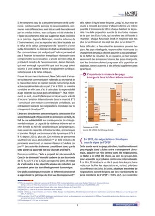 Septembre   LA NOTE
                                                                                                                                                    no 279   D’ANALySE

Si le compromis issu de la deuxième semaine de la confé-                                  et la notion d’équité entre les pays. Jusqu’ici, leur mise en
rence, mentionnant le principe de responsabilités com-                                    œuvre a consisté à proposer d’allouer à terme une même
munes mais différenciées, avait été accueilli favorablement                               quantité d’émissions de GES à chaque habitant de la pla-
par les médias indiens, leurs critiques ont été violentes à                               nète. Une telle proposition suscite de très fortes réserves
l’égard du compromis final qui supprimait toute référence                                 de la part des États-Unis, qui auraient des difficultés à
à ce principe. Jayanthi Natarajan, ministre indienne de                                   l’honorer : chaque Américain émet en moyenne trois fois
l’Environnement, s’est vu reprocher de s’être focalisée sur                               plus qu’un Chinois et dix-sept fois plus qu’un Indien(32).
le refus de la valeur contraignante de l’accord et d’avoir                                Autre difficulté : si l’on retient les émissions passées des
oublié l’importance du principe de droit au développement.                                pays, les pays développés, responsables historiques du
Des commentateurs ont souligné que l’Inde ne parviendrait                                 changement climatique, doivent assumer la plus grande par-
pas à financer la transition énergétique nécessaire sans                                  tie de l’effort de réduction. Si, en revanche, on tient compte
compromettre sa croissance. L’année dernière déjà, le                                     seulement des émissions futures, les pays émergents,
précédent ministre de l’environnement, Jairam Ramesh,                                     dont les émissions doivent progresser et la population se
qui avait envisagé la possibilité que tous les pays soient                                stabiliser, seront astreints à des efforts supplémentaires
soumis à une certaine forme d’engagement juridique,                                       (graphique).
s’était exposé à de fortes critiques.
                                                                                                    L’importance croissante des pays
Preuve de son mécontentement, New Delhi vient d’adres-                                              émergents dans le bilan carbone mondial
ser sa seconde communication nationale au secrétariat de
la Convention climat en rejetant dans le même temps toute
action supplémentaire de sa part d'ici à 2020. La ministre
considère en effet que, d’ici à cette date, la responsabilité
d’agir incombe aux seuls pays développés(27). Plus récem-
ment, en avril, Jayanthi Natarajan a indiqué que la volonté
d’inclure l’aviation internationale dans le marché ETS
“constituait une mesure commerciale unilatérale, qui
entraverait l'avancée des négociations mondiales sur le
changement climatique(28)”.
L’Inde est directement concernée par la conclusion d’un
accord réduisant efficacement les émissions de GES, du
fait de sa vulnérabilité aux conséquences du change-
ment climatique. La capacité de résilience indienne est en
effet limitée du fait de caractéristiques géographiques,                                      Émissions en GT CO2.
mais aussi de capacités infrastructurelles, économiques                                       Source : AIE (2011), World Energy Outlook.
et sociales. Malgré une croissance très dynamique (8 % à
9 % depuis 2003), plus de 220 millions de personnes
souffrent de sous-alimentation (29) et 800 millions de
personnes vivent avec un revenu inférieur à 2 dollars par
                                                                                          (     En 2012, des négociations climatiques
                                                                                                sous le signe de l’OPEP
jour(30). Les autorités indiennes considèrent donc que la                                 Cette année verra les pays pétroliers, traditionnellement
lutte contre la pauvreté est leur objectif prioritaire.                                   peu engagés dans la lutte contre le changement clima-
                                                                                          tique, acquérir un rôle central dans les négociations.
Dans ces conditions, l’Inde a proposé lors du sommet de
                                                                                          Le Qatar a en effet été choisi, au sein du groupe Asie,
Cancún de diminuer l’intensité carbone de son économie
                                                                                          pour accueillir la prochaine conférence internationale.
de 20 % à 25 % d’ici à 2020, par rapport à 2005, et refuse
                                                                                          À ce titre, l’Émirat aura un rôle à jouer dans les prochains
de s’astreindre à des objectifs absolus de réduction qui
                                                                                          mois pour faciliter les négociations et, surtout, présidera
pourraient peser sur son développement économique.                                        la conférence de Doha. En outre, plusieurs enceintes de
Une piste possible pour résoudre ce différend consisterait                                négociations seront dirigées par des représentants de
à approfondir le principe de droit au développement(31)                                   pays membres de l’OPEP : l’AWG-LCA, qui rassemble


(27) Voir la proposition indienne, transmise le 28 février 2012, Increasing Ambition Level under Durban Platform for Enhanced Actions
     (http://unfccc.int/files/documentation/submissions_from_parties/adp/application/pdf/adp_india_28022012.pdf)
(28) EU CO2 Law Could Scupper Global Climate Talks-India, dépêche Reuters du 11 avril 2011.
(29) FAO (2011), L’état de la sécurité alimentaire dans le monde
(30) AIE (2011), op. cit. (estimations pour l’année 2009) ; Banque mondiale (2011), World Developement Indicators (estimations pour l’année 2010 pour un seuil de pauvreté
     de 1,25 USD/jour).
(31) Les articles 2, 4 et 77 de la CCNUCC établissent implicitement le droit au développement, principe adopté en 1986 par l’Assemblée générale des Nations unies, repris six
     ans plus tard dans la Déclaration de Rio (1992).
(32) Soit quelque 17 t CO2 par an, voir supra.

                                                                                     9                                                       www.strategie.gouv.fr
 