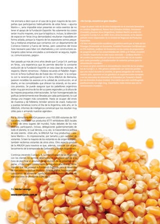 me animaría a decir que en el caso de la gran mayoría de las com-
pañías que participamos habitualmente de estas ferias —apunta
Martin—, sería imposible estar presentes en estos eventos de no
tener el apoyo de la Fundación ExportAr. No solamente los costos
serían mucho mayores, sino que la logística e, incluso, la obtención
de espacios en ferias (muy demandados) resultarían imposibles en
forma aislada, porque la mayoría de los expositores somos peque-
ñas y medianas empresas que contamos con un departamento de
Comercio Exterior y Fuerza de Ventas, pero carecemos del know
how necesario para lidiar con diseñadores y con constructores ex-
tranjeros sobre temas vinculados a contratación se seguros, logísti-
ca, comunicaciones, pagos».
Han pasado ya más de cinco años desde que Curcija S.A. participa
en ferias, una experiencia que les permite describir la constante
evolución de la Fundación ExportAr en esta clase de reuniones. Al
respecto, Martin rememora: «Todavía recuerdo el Pabellón Argen-
tino en la Feria Gulfood dos de Dubái dos mil nueve. Si la compa-
ro con la reciente participación en la Feria ANUGA de Alemania,
parecen increíbles los avances en la calidad de construcción, en el
diseño, en las comodidades que ofrecen los estands, en los servi-
cios provistos. Se puede asegurar que los pabellones argentinos
están muy por encima de los de sus pares regionales y a la altura de
las mejores propuestas internacionales. Se han homogeneizado las
gráficas (anteriormente eran llevadas por cada participante), lo cual
otorga una imagen más consistente. Hasta se ocupan del envío
de muestras y de folletería; brindan servicio de snack, traducción
y puestas temáticas (como el Día de la Argentina, este año, en la
ANUGA), informes de inteligencia comercial que nos resultan muy
útiles para ir armando nuestras agendas».
Por la última Feria ANUGA pasaron unos 155.000 visitantes de 187
naciones; mostraron sus productos 6777 exhibidores (825 locales
y 5952 de otros lugares del mundo); hubo debates de los más
diversos; participaron, incluso, delegaciones gubernamentales de
todo el planeta, lo cual denota, a su vez, la trascendencia política
de este evento. «Este año, la ANUGA fue muy productiva —sos-
tiene Martin—. Es impresionante, por tamaño y por cantidad de
visitantes. Si bien la mayoría de los visitantes es de origen europeo,
también recibimos visitantes de otros sitios. Otro aspecto positivo
de la ANUGA para nosotros es que, además, coincide con el pre-
lanzamiento de la temporada de Garbanzos y Arvejas Argentinas».
Continúa creciendo Curcija S. A. La intensificación de las relaciones
con los clientes les permite desenvolverse con mayor soltura a la
hora de planificar el volumen de producción de las próximas cam-
pañas. «Y ese mayor conocimiento lo logramos gracias a las herra-
mientas que nos proveyó la Fundación ExportAr para el desarrollo
de mercados —concluye Martin—. Gracias a ellos, hoy estamos en
condiciones de aumentar significativamente nuestro volumen de
exportaciones en Productos Especiales».
Por Héctor Lorenzo
www.curcijasa.com.ar
«En Curcija, encontré un gran desafío»
Luego de pasar más de 10 años trabajando en el mercado financiero
en Londres (Inglaterra), Nueva York (Estados Unidos), Vancouver
(Canadá) y Buenos Aires (Argentina), Esteban Martin se unió a la
compañía Curcija S.A. en 2008. Entre otras funciones, se ha desem-
peñado como responsable de la Unidad de Negocios de Productos
Especiales.
«Si bien mi preparación académica y práctica venía por el lado de las
Finanzas [licenciado en Economía, Analista Financiero Certificado por
el CFA Institute, profesor de Economics en los cursos de preparación
de posgrado CFA en las universidades del CEMA y Di Tella], encontré
un desafío importante en este nuevo mercado —confiesa Martin—.
Mi cambio fue motivado por la firme convicción del rol de nuestro
país como proveedor y transformador de materias primas para la
alimentación mundial».
Le causa un gran asombro el extraordinario recorrido de los produc-
tos de Curcija S. A. «Me genera satisfacción ver cómo los porotos
que uno revisó durante la cosecha, en zonas anegadas del norte de
nuestro país, aparecen en las góndolas de supermercados europeos
o en los mercados de alimentos de Estambul [en Turquía] o Dubái
[en los Emiratos Árabes Unidos]. Uno siente que está contribuyendo
positivamente con algo muy importante, nada menos que con la
alimentación mundial».
46 Noticias de ExportAr
 