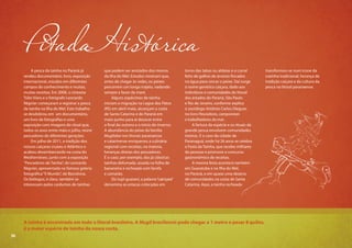 30
A pesca da tainha no Paraná já
rendeu documentário, livro, exposição
internacional, estudos em diferentes
campos do conhecimento e muitas,
muitas receitas. Em 2008, o cineasta
Túlio Viaro e o fotógrafo Leonardo
Régnier começaram a registrar a pesca
da tainha na Ilha do Mel. Este trabalho
se desdobrou em um documentário,
um livro de fotografias e uma
exposição com imagens do ritual que,
todos os anos entre maio e julho, reúne
pescadores de diferentes gerações.
Em julho de 2011, a tradição dos
nossos caiçaras cruzou o Atlântico e
acabou desembarcando na costa do
Mediterrâneo, junto com a exposição
“Pescadores de Tainha”, de Leonardo
Régnier, apresentada na famosa galeria
fotográfica“Il Mundo”, de Barcelona.
Os biólogos, é claro, também se
interessam pelos cardumes de tainhas
que podem ser avistados dos morros
da Ilha do Mel. Estudos mostram que,
antes de chegar às redes, os peixes
percorrem um longo trajeto, nadando
sempre a favor da maré.
Alguns espécimes de tainha
iniciam a migração na Lagoa dos Patos
(RS) em abril-maio, alcançam a costa
de Santa Catarina e do Paraná em
maio-junho para aí desovar entre
o final do outono e o início do inverno.
A abundância do peixe da família
Mugilidae nos litorais paranaense
e catarinense enriqueceu a culinária
regional com receitas, na maioria,
heranças diretas dos pescadores.
É o caso, por exemplo, das já clássicas
tainhas defumada, assada na folha de
bananeira e recheada com farofa
e camarão.
Do tupi-guarani, a palavra“caá-içara”
denomina as estacas colocadas em
torno das tabas ou aldeias e o curral
feito de galhos de árvores fincados
na água para cercar o peixe. Daí surge
o nome genérico caiçara, dado aos
indivíduos e comunidades do litoral
dos estados do Paraná, São Paulo
e Rio de Janeiro, conforme explica
o sociólogo Antônio Carlos Diegues
no livro Pescadores, camponeses
e trabalhadores do mar.
A fartura da espécie e os rituais da
grande pesca envolvem comunidades
inteiras. É o caso da cidade de
Paranaguá, onde há 26 anos se celebra
a Festa da Tainha, que recebe milhares
de pessoas e promove o concurso
gastronômico de receitas.
A mesma festa acontece também
em Guaratuba e na Ilha do Mel,
no Paraná, e em quase uma dezena
de comunidades na costa de Santa
Catarina. Aqui, a tainha recheada
transformou-se num ícone da
cozinha tradicional, herança da
tradição caiçara e da cultura da
pesca no litoral paranaense.
PitadaHistórica
A tainha é encontrada em todo o litoral brasileiro. A Mugil brasiliensis pode chegar a 1 metro e pesar 8 quilos,
é a maior espécie de tainha da nossa costa.
30
 