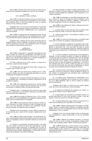 Art. 1.176. O gerente pode estar em juízo em nome do pre-                  § 2º Serão lançados no Diário o balanço patrimonial e o de
ponente, pelas obrigações resultantes do exercício da sua função.         resultado econômico, devendo ambos ser assinados por técnico em
                                                                          Ciências Contábeis legalmente habilitado e pelo empresário ou so-
                             Seção III                                    ciedade empresária.
                 Do Contabilista e outros Auxiliares
                                                                                 Art. 1.185. O empresário ou sociedade empresária que ado-
       Art. 1.177. Os assentos lançados nos livros ou fichas do pre-      tar o sistema de fichas de lançamentos poderá substituir o livro
ponente, por qualquer dos prepostos encarregados de sua escritura-        Diário pelo livro Balancetes Diários e Balanços, observadas as
ção, produzem, salvo se houver procedido de má-fé, os mesmos              mesmas formalidades extrínsecas exigidas para aquele.
efeitos como se o fossem por aquele.
                                                                                Art. 1.186. O livro Balancetes Diários e Balanços será escri-
       Parágrafo único. No exercício de suas funções, os prepostos        turado de modo que registre:
são pessoalmente responsáveis, perante os preponentes, pelos atos
culposos; e, perante terceiros, solidariamente com o preponente,                 I - a posição diária de cada uma das contas ou títulos contá-
pelos atos dolosos.                                                       beis, pelo respectivo saldo, em forma de balancetes diários;

       Art. 1.178. Os preponentes são responsáveis pelos atos de                II - o balanço patrimonial e o de resultado econômico, no en-
quaisquer prepostos, praticados nos seus estabelecimentos e relati-       cerramento do exercício.
vos à atividade da empresa, ainda que não autorizados por escrito.
                                                                                Art. 1.187. Na coleta dos elementos para o inventário serão
       Parágrafo único. Quando tais atos forem praticados fora do         observados os critérios de avaliação a seguir determinados:
estabelecimento, somente obrigarão o preponente nos limites dos
poderes conferidos por escrito, cujo instrumento pode ser suprido                I - os bens destinados à exploração da atividade serão avalia-
pela certidão ou cópia autêntica do seu teor.                             dos pelo custo de aquisição, devendo, na avaliação dos que se des-
                                                                          gastam ou depreciam com o uso, pela ação do tempo ou outros
                           CAPÍTULO IV                                    fatores, atender-se à desvalorização respectiva, criando-se fundos de
                        DA ESCRITURAÇÃO                                   amortização para assegurar-lhes a substituição ou a conservação do
                                                                          valor;
      Art. 1.179. O empresário e a sociedade empresária são obri-
gados a seguir um sistema de contabilidade, mecanizado ou não,                   II - os valores mobiliários, matéria-prima, bens destinados à
com base na escrituração uniforme de seus livros, em correspon-           alienação, ou que constituem produtos ou artigos da indústria ou
dência com a documentação respectiva, e a levantar anualmente o           comércio da empresa, podem ser estimados pelo custo de aquisição
balanço patrimonial e o de resultado econômico.                           ou de fabricação, ou pelo preço corrente, sempre que este for infe-
                                                                          rior ao preço de custo, e quando o preço corrente ou venal estiver
       § 1º Salvo o disposto no art. 1.180, o número e a espécie de li-   acima do valor do custo de aquisição, ou fabricação, e os bens fo-
vros ficam a critério dos interessados.                                   rem avaliados pelo preço corrente, a diferença entre este e o preço
                                                                          de custo não será levada em conta para a distribuição de lucros,
       § 2º É dispensado das exigências deste artigo o pequeno em-        nem para as percentagens referentes a fundos de reserva;
presário a que se refere o art. 970.
                                                                                 III - o valor das ações e dos títulos de renda fixa pode ser de-
       Art. 1.180. Além dos demais livros exigidos por lei, é indis-      terminado com base na respectiva cotação da Bolsa de Valores; os
pensável o Diário, que pode ser substituído por fichas no caso de         não cotados e as participações não acionárias serão considerados
escrituração mecanizada ou eletrônica.                                    pelo seu valor de aquisição;

       Parágrafo único. A adoção de fichas não dispensa o uso de li-             IV - os créditos serão considerados de conformidade com o
vro apropriado para o lançamento do balanço patrimonial e do de           presumível valor de realização, não se levando em conta os prescri-
resultado econômico.                                                      tos ou de difícil liqüidação, salvo se houver, quanto aos últimos,
                                                                          previsão equivalente.
       Art. 1.181. Salvo disposição especial de lei, os livros obriga-
tórios e, se for o caso, as fichas, antes de postos em uso, devem ser           Parágrafo único. Entre os valores do ativo podem figurar,
autenticados no Registro Público de Empresas Mercantis.                   desde que se preceda, anualmente, à sua amortização:

       Parágrafo único. A autenticação não se fará sem que esteja               I - as despesas de instalação da sociedade, até o limite cor-
inscrito o empresário, ou a sociedade empresária, que poderá fazer        respondente a dez por cento do capital social;
autenticar livros não obrigatórios.
                                                                                II - os juros pagos aos acionistas da sociedade anônima, no
        Art. 1.182. Sem prejuízo do disposto no art. 1.174, a escritu-    período antecedente ao início das operações sociais, à taxa não
ração ficará sob a responsabilidade de contabilista legalmente habi-      superior a doze por cento ao ano, fixada no estatuto;
litado, salvo se nenhum houver na localidade.
                                                                                 III - a quantia efetivamente paga a título de aviamento de es-
       Art. 1.183. A escrituração será feita em idioma e moeda cor-       tabelecimento adquirido pelo empresário ou sociedade.
rente nacionais e em forma contábil, por ordem cronológica de dia,
mês e ano, sem intervalos em branco, nem entrelinhas, borrões,                   Art. 1.188. O balanço patrimonial deverá exprimir, com fide-
rasuras, emendas ou transportes para as margens.                          lidade e clareza, a situação real da empresa e, atendidas as peculia-
                                                                          ridades desta, bem como as disposições das leis especiais, indicará,
        Parágrafo único. É permitido o uso de código de números ou        distintamente, o ativo e o passivo.
de abreviaturas, que constem de livro próprio, regularmente auten-
ticado.                                                                          Parágrafo único. Lei especial disporá sobre as informações
                                                                          que acompanharão o balanço patrimonial, em caso de sociedades
       Art. 1.184. No Diário serão lançadas, com individuação, cla-       coligadas.
reza e caracterização do documento respectivo, dia a dia, por escrita
direta ou reprodução, todas as operações relativas ao exercício da               Art. 1.189. O balanço de resultado econômico, ou demons-
empresa.                                                                  tração da conta de lucros e perdas, acompanhará o balanço patri-
                                                                          monial e dele constarão crédito e débito, na forma da lei especial.
       § 1º Admite-se a escrituração resumida do Diário, com totais
que não excedam o período de trinta dias, relativamente a contas                 Art. 1.190. Ressalvados os casos previstos em lei, nenhuma
cujas operações sejam numerosas ou realizadas fora da sede do             autoridade, juiz ou tribunal, sob qualquer pretexto, poderá fazer ou
estabelecimento, desde que utilizados livros auxiliares regularmente      ordenar diligência para verificar se o empresário ou a sociedade
autenticados, para registro individualizado, e conservados os docu-       empresária observam, ou não, em seus livros e fichas, as formalida-
mentos que permitam a sua perfeita verificação.                           des prescritas em lei.



54                                                                                                                                 Código Civil




                                    @mflfct_01785_22.doc                    14/01/2003 16:41
 