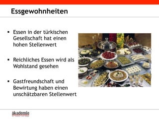 Essgewohnheiten
§  Essen in der türkischen
Gesellschaft hat einen
hohen Stellenwert
§  Reichliches Essen wird als
Wohlstand gesehen
§  Gastfreundschaft und
Bewirtung haben einen
unschätzbaren Stellenwert
 