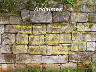 Andaimes
O dimensionamento dos andaimes, sua estrutura de
sustentação e fixação, deve ser realizado por
profissional legalmente habilitado.
Os andaimes devem ser dimensionados e construídos
de modo a suportar, com segurança, as cargas de
trabalho a que estarão sujeitos.
 
