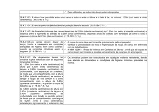  Caso utilizadas, as redes não devem estar sobrepostas.
18.4.2.10.3. A altura livre permitida entre uma cama e outra e entre a última e o teto é de, no mínimo, 1,20m (um metro e vinte
centímetros). (118.083-5 / I2)
18.4.2.10.4. A cama superior do beliche deve ter proteção lateral e escada. (118.084-3 / I1)
18.4.2.10.5. As dimensões mínimas das camas devem ser de 0,80m (oitenta centímetros) por 1,90m (um metro e noventa centímetros) e
distância entre o ripamento do estrado de 0,05m (cinco centímetros), dispondo ainda de colchão com densidade 26 (vinte e seis) e
espessura mínima de 0,10m (dez centímetros). (118.085-1 / I1)
18.4.2.10.6. As camas devem dispor de
lençol, fronha e travesseiro em condições
adequadas de higiene, bem como cobertor,
quando as condições climáticas assim o
exigirem. (118.086-0 / I1)
 A roupa de cama deve ser fornecida gratuitamente pelo empregador.
 Verificar a periodicidade da troca e higienização da roupa de cama, em entrevista
com os trabalhadores.
 A NBR 12284 – “Áreas de Vivência em Canteiros de Obras” prevê que as roupas de
cama devem ser trocadas e lavadas semanalmente às expensas do empregador.
18.4.2.10.7. Os alojamentos devem ter
armários duplos individuais com as seguintes
dimensões mínimas:
a) 1,20m (um metro e vinte centímetros) de
altura por 0,30m (trinta centímetros) de
largura e 0,40m (quarenta centímetros) de
profundidade, com separação ou prateleira,
de modo que um compartimento, com a altura
de 0,80m (oitenta centímetros), se destine a
abrigar a roupa de uso comum e o outro
compartimento, com a altura de 0,40m
(quarenta centímetros), a guardar a roupa de
trabalho; ou (118.087-8 / I1)
b) 0,80m (oitenta centímetros) de altura por
0,50m (cinqüenta centímetros) de largura e
0,40m (quarenta centímetros) de
profundidade com divisão no sentido vertical,
de forma que os compartimentos, com largura
de 0,25m (vinte e cinco centímetros),
estabeleçam rigorosamente o isolamento das
 Os armários podem ser executados em qualquer material resistente, desde
que atenda as dimensões e condições de higiene mínimas previstas na
norma.
 