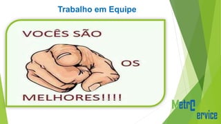 Trabalho em Equipe
Trabalhar em equipe é saber ser parte de um todo. É como ser uma parte
fundamental de um corpo, mas sabendo que sem corpo essa parte de nada
serve. Ter a capacidade de trabalhar bem em equipe mostra humildade,
tolerância, inteligência emocional e companheirismo.
Ninguém é nada sozinho. E se queremos fazer algo grande, importante e
que nos traga orgulho, precisamos fazer em equipe. Alcançar o sucesso
com um esforço coletivo é muito mais prazeroso.
Trabalhando em equipe ficamos mais motivados e comprometidos, afinal
uns dependem dos outros, e todos são responsáveis pelas falhas e pelo
sucesso. Por isso, o trabalho em equipe deixa todos mais fortes.
 