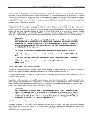 294 GACETA OFICIAL DE LA CIUDAD DE MÉXICO 7 de julio de 2020
deberán ajustarse perfectamente, sin que haya ningún material compresible entre ellas. Todas las superficies de las juntas,
incluyendo las adyacentes a las roldanas, estarán libres de costras de laminado, exceptuando las que resistan un cepillado
vigoroso hecho con cepillo de alambre, así como de basura, escoria o cualquier otro defecto que impida que las partes se
asienten perfectamente. Las superficies de contacto en conexiones por fricción estarán libres de aceite, pintura y otros
recubrimientos, excepto en los casos en que se cuente con información sobre el comportamiento de conexiones entre partes
con superficies de características especiales.
Dependiendo del tipo de conexión (ver inciso10.3.1), puede requerirse que a los tornillos A325 y A490 se les dé una tensión
de apriete no menor que la indicada en latabla 10.3.1. Esta tensión se dará por el método de la vuelta de la tuerca, con un
indicador directo de tensión, o con una llave de tuercas calibrada, o se utilizarán tornillos cuyo diseño permita conocer la
tensión a la que están sometidos. Cuando se emplea el método de la vuelta de la tuerca no se requieren roldanas
endurecidas, excepto cuando se usan tornillos A490 para conectar material que tenga un límite de fluencia especificado
menor que 275 MPa (2 800 kg/cm²); en ese caso se colocarán roldanas endurecidas bajo la tuerca y la cabeza del tornillo.
Comentario:
En general, excepto lo dispuesto en esta Especificación, el uso de tornillos de alta resistencia
debe cumplir con las disposiciones de la especificación para uniones estructurales utilizando
tornillos de alta resistencia (RCSC, 2014) según lo aprobado por el Research Council on
Structural Connections. Kulak (2002) que proporciona una visión general de las propiedades y
el uso de tornillos de alta resistencia.
Los tornillos de alta resistencia se han agrupado por niveles de resistencia en tres categorías:
(1) Tornillos del grupo A, que tienen una resistencia similar a los tornillos ASTM F3125 Grado
A325
(2) Tornillos del grupo B, que tienen una resistencia similar a los tornillos ASTM F3125 Grado
A490
(3) Tornillos del grupo C, que tienen una resistencia de 200 ksi (830 MPa) como en los tornillos
ASTM F3111
13.2.4.2 Agujeros para construcción atornillada
Los tipos de agujeros reconocidos por estas Normas son los estándar, los sobredimensionados, los alargados cortos y los
alargados largos. Las dimensiones nominales de los agujeros de cada tipo se indican en latabla 10.3.3.
Los agujeros serán estándar, excepto en los casos en que el diseñador apruebe, en conexiones atornilladas, el uso de
agujeros de algún otro tipo.
Los agujeros pueden punzonarse en material de grueso no mayor que el diámetro nominal de los remaches o tornillos más 3
mm ( 1
/8 pulg.), pero deben taladrarse o punzonarse a un diámetro menor, y después rimarse, cuando el material es más
grueso. El punzón para todos los agujeros subpunzonados, y el taladro para los subtaladrados, debe ser cuando menos 1.5
mm ( 1
/16 pulg.) menor que el diámetro nominal del remache o tornillo.
Comentario:
Para cada diámetro de tornillo, desde ½‖ hasta mayores o iguales a 1 1/8‖, debe realizarse el
barreno con una holgura, que es variable de acuerdo al diámetro del tornillo y al tipo de agujero
seleccionado; estándar, sobredimensionados, alargados cortos y los alargados largos. En
tornillos de diámetro de 1‖ o mayor la nueva Norma amplia la holgura permisible V.S. el
diámetro del tornillo. ver Fe de Erratas de la propia Norma.
13.2.5 Tolerancias en las dimensiones
Las piezas terminadas en taller deben estar libres de torceduras y dobleces locales, y sus juntas deben quedar acabadas
correctamente. En miembros que trabajarán en compresión en la estructura terminada no se permiten desviaciones, con
respecto a la línea recta que une sus extremos, mayores de un milésimo de la distancia entre puntos que estarán soportados
lateralmente en la estructura terminada.
 
