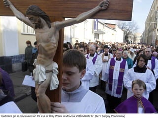 Catholics go in procession on the eve of Holy Week in Moscow 2010-March 27. (AP / Sergey Ponomarev)  