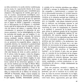 no deba someterse a la ayuda exterior condicionada
por los trusts; b) capacitación técnica de la mano
de obra, qUf.,"-h,a demostrado gran versatilidad para
adaptarse a1as exigencias de cambio, pero que ca-
rece de muchos conocimientos tecnológicos nece-
sarios, sobre todo a nivel de operarios especializados
y capataces, con el agravante de que los operarios
más capacitados emigran, atraídos por los jornales
que se pagan en Brasil y Argentina y empujados
por la desocupación en el Uruguay; c) nacionali-
zación total de la fabricación de cementos; d) crea-'
ción del estanco del tabaco y contralor eficaz del
contrabando; e) promover la cGlocación de pro-
ductos primarios y de los industri~zados en todos
los mercados del mundo, que son amplios; f) au-
mento de la capacidad de consumo del mercado
interno mediante mejoras salariales efe.ctivas y
cumplimiento estricto de las asignaciones familia-
res; g) promover la ocupación plena: asegurar la
ocupación efectiva; h) incentivar la productividad
del sector primario para que sea regular y perma-
nente .el aprovisionamiento de bienes de consumo:
no importar más alimentos con la ley 480; no re-
cibir más limosna de leche ~n polvo; producir to-
do el azúcar, todas las papas y todos los oleagino-
sos que se requieren para el consumo interno y
aun para exportar en este último renglón, lo cual,
evidentemente, sólo podrá lograrse mediante la re-
forma radical de las estructuras agrarias; i) rom-
per con las ataduras que nos ligan al Banco Mun-
dial y a otros acreedores extranjeros que nos obli-
gan a adoptar medidas tendientes a evitar el de-
senvolvimiento industrial del país (detuvo, durante
años, la construcción de la fábrica de cemento de
Al'{CAP en Paysandú, obliga a hacer compras de
maquinária y equipo en determinados mercados,
lo qúe supone, también, determinados precios);
j) reVlSlOn de los contratos petroleros que obligan
a ANCAP a entregar la distribución a determina-
das compañías y, prácticamente, a comprar cru-
do en determinados mercados; k) revisión minucio-
sa de los convenios de inversión de empresas ex-
tranjeras en la industria nacional que implican un
cuantioso drenaje de divisas. El contralor es difícil,
pero no imposible: cada planta industrial privada
que se construye con inversiones externas es casi
siempre una fuente de evasión de divisas por fac-
turaciones de costos de maquinarias no ajustados
a la realidad; 1) moratoria de la deuda externa
para aliviar la agobiante presión de los vencimien-
tos que pautan su cumplimiento estricto; ll) na-
cionalización del comercio exterior: será la ma-
nera de terminar con los negociados que han hecho
los bancos extranjeros ayudando a las firmas com-
pradoras que han estafado a los productores (ne-
gociados con los cueros, las lanas, etc.); m) pro-
hibición de intervención de la banca extranjera en
el país: los banqueros extranjeros no tienen patria,
son "apáltridas"; sólo practican el "business is
business"; no les interesa el país, sino sus ganan-
cias; n) contralor de las inversiones de los urugua-
yos en el exterior; evitar la fuga de capitales me-
diante medidas de contralor rigurosas: esas inver-
siones deben regresar al país donde serán debida-
mente canalizadas a sectores productivos; o) na-
cionalización del ahorro y dirigir debidamente las
inversiones internas.
Todo este programa, necesario y urgente, no
podrá lograrse sino con una reforma estructural
profunda, que será el -resultado de la acción uni-
taria de todos los sectores interesados en su logro.
Sin profundas reformas estructurales todo seguirá
como hasta ahora; seguramente, peor que ahora.
67
 
