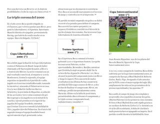 Pero una derrota con River (0-2), lo dejó sin
posibilidades y le dio la copa a su clásico rival.155
La triple coronadel 2000
En el año 2000 Boca quedó relegado en
el Clausura, que volvió a quedar para River, pero
ganó la Libertadores y el Apertura. Entretanto
Bianchi obtenía otro jugador, provenientede
Racing, que habría de rendir mucho en su
equipo: Marcelo Delgado,"el Chelo".
Copa Libertadores
2000 (*)
Boca debió jugar la final de la Copa Libertadores
contra el Palmeiras de Brasil, luego de haber
eliminado a El Nacionalde Ecuador,a River y
a Américade México. La serie comenzó con un
mal resultado como local, al empatar2-2 en la
Bombonera. Contra lo esperado, el equipo
argentino sorprendió en el partido de vuelta
jugado en el enorme estadioMorumbí, tomando
la iniciativa y atacando al Palmeirasen su casa.
Con la movilidad de Guillermo Barros
Schelotto y la precisión de Riquelme,se adueñó
de las acciones y tuvo varias ocasiones de gol.
Boca agrupó a sus jugadores en la mitad de la
cancha y ejerció presión en el origen de las
jugadas del equipo brasileño, mientras
que Cristian Traverso controló la habilidad de
Álex, jugadorclavedel Palmeiras. En el inicio del
segundo tiempo el equipo brasileño buscó
agresivamente el gol, generando varias
situaciones que no alcanzaron a concretarse.
Pero Boca se acomodó nuevamenteen el terreno
de juego y controló a un rival impreciso.156
El partido terminó empatado sin goles y se debió
recurrir a los penales para definir el campeón.
Boca acertó los cuatro quepateó y su
arquero Córdoba se convirtió en el héroede la
noche al atajar dos remates. Fue la tercera Copa
Libertadores de América obtenida.156
Torneo Apertura
2000 (*)
En el Apertura, Boca comenzó el torneo
goleando 4 a 0 a Argentinos Juniors. Los goles
los marcaron Palermo, en dos
oportunidades, Bermúdez y Barijho;mientras
que Córdoba le atajó un penal a Kuhl. En la
octava fecha, al ganarle a Huracán 1 a 0, Boca
alcanzó la punta del campeonato junto con River
y luego lo superó. Pero una seriede malos
resultados en las últimas fechas causaron la
pérdida del liderazgo a manos de River,a dos
fechas de finalizar el campeonato. River, sin
embargo, perdió inesperadamente contra
Huracán, último en la tabla de posiciones,
permitiéndolea Boca obtener el campeonato,y
la triple corona:campeonato local,
sudamericano y mundial.157
Copa Intercontinental
2000 (*)
Juan Román Riquelme, uno de los pilares del
Boca de Bianchi, figura de la Copa
Intercontinental 2000.
A su vez, como campeón de América,Boca debía
enfrentar por la Copa Intercontinental 2000, al
campeón de Europa,elReal Madrid de Roberto
Carlos, Raúl y Figo, designado el año anterior
por la FIFA como el mejorequipo del siglo XXy
ampliamente favorito en los pronósticos de la
prensa especializada y las apuestas.158
Boca salió al campo de juego sin complejos y
sorprendió a los españoles al anotar dos goles,
(Martin Palermo) en los primeros cinco minutos.
Si bien el Real Madrid descontó rápido gracias a
un zurdazo de Roberto Carlos (11’) y dominó a su
rival de allí en adelante, la falta de claridad y
mala puntería fueron apagando su ímpetu. En el
partido resultó decisiva la habilidadde Juan
 