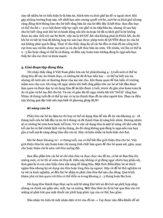 này rất nhiều bé có biểu hiện lơ là bữa ăn, thích trèo ra khỏi ghế ăn để ra ngoài chơi. Khi
gặp những trường hợp này, tốt nhất bạn nên cương quyết vói bé, mời bé ra khỏi ghế nhưng
cũng đồng thòi thông báo cho bé biết rằng bữa ăn của bé đến đây là kết thúc. Ban đầu bạn
có thể cho bé 1 - 2 cơ hội được tiếp tục ngồi vào ghế và ăn tiếp bữa ăn, nhưng về sau hãy
cho bé biết rằng một khi bé có hành động xấu khi ăn hoặc bé đã ra khỏi ghế là bé không
được ăn nữa. Đối với các bé BLW, việc ăn là ĐƯỢC ĂN chứ không phải là PHẢI ĂN, do đó
khi bé có bất kỳ thái độ không họp tác nào bạn được phép tước đi QUYÊN được ăn của bé
mà không phải quá lo lắng. Thực tế cho thấy rằng đa số các bé đều có thái độ ăn uống tích
cực hơn sau vài lần được mẹ mời ra và cho kết thúc bữa ăn sớm. Tất nhiên, vài lần có thể là
2 - 3 lần hoặc cũng có thể là cả tháng, và điều này hoàn toàn không đáng lo ngại nếu bạn
thấy bé vẫn vui chơi và khỏe mạnh.
3. Giai đoạn tập dùng thìa
Tôi nhận thấy rằng ở Việt Nam phần lớn các bé phải khoảng 4 - 5 tuổi mói có thể tự
dùng thìa để xúc ăn thành thạo, có những bé đã đi học tiểu học - có thể tự biết xúc ăn
nhưng rất lười xúc và thường được cha mẹ xúc cho. Khi tham quan để tìm hiểu về trường
mầm non cho con, tôi cũng rất ngạc nhiên khi biết rằng phần lớn các bé sẽ bắt đầu được
làm quen và được dạy tự sử dụng thìa để ăn khi được 3 tuổi, trước đó gần như hoàn toàn là
do cô giáo và bố mẹ đút cho bé. Và các cô giáo đã rất ngạc nhiên khi tôi “thổ lộ” rằng bạn
Nhím 18 tháng tuổi đã có thể tự xúc và tự ăn thành thạo đồ ăn như người lớn. Thực ra điều
này không quá đặc biệt nếu bạn biết về phương pháp BLW!
Kĩ năng của bé
Phần lớn các bé ăn dặm tự chỉ huy có thể sử dụng thìa để xúc đồ ăn vào khoảng 15 -18
tháng tuổi nếu bé bắt đầu tự ăn từ 6 tháng và đã thành thạo kĩ năng bốc nhón. Đương nhiên
sẽ có những bé sớm hơn hoặc trễ hơn. Và vì việc sử dụng thìa là một kĩ năng rất khó nên độ
trễ của bé có thể chênh lệch vài ba tháng, do đó cũng không quá đáng lo ngại nếu con bạn
gần 2 tuổi mà kĩ năng dùng thìa vẫn còn tệ. Hãy cứ kiên nhẫn và bình tĩnh chờ đợi.
Khi bé được khoảng 10 - 1 1 tháng tuổi, mẹ có thể bắt đầu giói thiệu thìa cho bé. Việc
giói thiệu thìa lúc này hoàn toàn chỉ mang tính chất làm quen để cho bé quan sát, gặm, xoay
vần hoặc thậm chí là ném vứt thìa xuống đất.
Ban đầu phần lớn các bé sẽ chỉ cầm thìa và chọc chọc vào đồ ăn, có bé sẽ đưa thìa lên
miệng mút, có bé thì sẽ ném cái thìa đi. Điều này không có gì đáng ngạc nhiên hay phẫn nộ,
đơn giản là vì con cảm thấy chưa sẵn sàng để dùng thìa. Một thời điểm khác bé sẽ thích
ngậm thìa nhưng lại sử dụng cán thìa hoặc lòng thìa úp ngược. Hãy cứ để bé thử nghiệm và
tự rút ra kinh nghiệm, sẽ đến lúc bé nhận ra phải cầm thìa thế nào cho đúng. Quá trình
khám phá và làm quen vói thìa có thể diễn ra trong khoảng 2 - 3 tháng hoặc lâu hơn.
Sử dụng thìa thành thạo thực sự là một kĩ năng khó bởi nó đòi hỏi sự phối họp nhịp
nhàng và chính xác giữa não, mắt, tay và miệng. Một thìa thức ăn đi từ bát qua thìa vào tới
miệng sẽ phải trải qua một chuỗi các phối họp phức tạp của cơ thể, bao gồm:
Não nhận tín hiệu từ mắt nhận diện vị trí của đồ ăn —>Tay được não điều khiển để sử
 