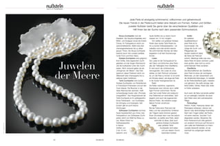 42 SCHMUCK
Juwelen
der Meere
Akoya-Zuchtperlen sind die
Klassiker. Die Hauptzuchtgebiete sind
Mittel- und Südjapan sowie die Küsten
Chinas. Ihr Farbspektrum reicht von
zartcremefarbenen, Weiß-rosé über
champagnerfarbenen bis zu silber-
grauen Tönen. Die Akoya-Zuchtperle
besticht durch ihre zumeist perfekte
runde Form und ihren Glanz.
Südsee-Zuchtperlen sind aufgrund
ihrer Größe, ihres begrenzten Zucht-
gebietes und der langen Wachstums-
zeit die kostbarsten unter den Zucht-
perlen. Nicht umsonst gelten sie als
„Königinnen der Meere“. Das Farb-
spektrum dieser Perlenart reicht von
Silberweiß über Champagner bis zu
seltenen tiefen Goldtönen.
Tahiti-Zuchtperlen sind dunkle
Südsee-Zuchtperlen von Perlenfarmen
in Französisch-Polynesien und auf den
Cook Islands. Die Muschel, in der
diese Naturwunder wachsen, heißt
schwarzlippige Auster oder „Pinctada
margaritifera“. Das Hauptmerkmal der
Tahiti-Zuchtperle ist ihr außergewöhn-
liches Farbenspiel – von Dunkelgrau
bis Grüngrau und Aubergine. Seit
kurzem gibt es auch braune
Züchtungen.
Süßwasser-Zuchtperlen kommen
heute hauptsächlich aus China. Das
Farbspektrum von Süßwasser-Zucht-
perlen reicht von Weiß bis Braun zu
Lila. Waren früher nur
Süßwasserperlen
in kleinen
Größen von
2 bis 10 mm
bekannt, sind
heute Größen bis zu einem Durch-
messer von 15 mm möglich.
Von weißen und goldenen Südsee-
Perlen über dunkle Tahiti-Perlen bis
hin zu bunten Süßwasserperlen – ob
makellos rund oder sinnlich-barock:
Die schimmernden Wunder der Natur
begeistern in all ihren Erscheinungs-
formen.
Lüster
Der Lüster ist der Fachausdruck für
den Glanz und Schimmer einer Perle –
also der Tiefenglanz ihrer Oberfläche.
Er wird durch die Lichtbrechung
hervorgerufen. Der Lüster ist umso
stärker, je mehr Perlmutt vorhanden
ist, um die Perle zu formen. Er ist somit
ein Hinweis darauf, wie lange die Perle
in der Auster herangewachsen ist.
Form
Da Perlen natürliche, organische
Substanzen sind, können sie in vielfäl-
tigen Formen vorkommen. Runde
oder fast runde Perlen sind aufgrund
ihrer Seltenheit am wertvollsten. Sehr
begehrt sind auch die sogenannten
Barock-Perlen, die meistens ausge-
fallene Formen annehmen.
Farbe
Bei der Farbe einer Perle sind der
Natur und den persönlichen Vorlieben
der Trägerin keine Grenzen gesetzt.
Einen Grundsatz kann man hier jedoch
beachten: Je weißer eine Perle, desto
wertvoller ist diese. Aber auch
goldene Südsee-Zuchtperlen
oder perfekte Tahiti-
Zuchtperlen sind selten
und aus diesem Grund
besonders kostbar.
Größe
Ein weiteres
Qualitätskriterium
einer Perle ist ihr
Durchmesser. Die
Länge der Zucht- und
Pflegephase der
Austern bestimmt dabei
die Dicke der Perlmutt-
schicht. Allerdings sollte man eine
kleine Perle mit einem schönen Lüster
einer großen, aber nicht so schön
schimmernden Perle vorziehen.
Oberfläche
Die Beschaffenheit der Oberfläche
einer Perle ist eines der wichtigsten
Merkmale, um den Gesamtwert und
die Attraktivität festzulegen. Im Idealfall
ist die Perlenoberfläche glatt, makellos
und glänzend. Sie sollte winzige oder
keine Dellen, Abrieb, Risse oder ande-
re Fehler aufweisen.
Auch wenn die Natur sie bereits perfekt
an uns weitergibt, bedürfen die sensi-
blen Perlen einer sehr aufmerksamen
Pflege:
Perlenpflege
Parfüm, Puder, Haarspray lassen den
Perlenglanz erblassen, ebenso wie
Säuren oder alkoholhaltige Kosmetika.
Nach dem Tragen sollten die Perlen
mit einem weichen, feuchten Tuch
abgerieben werden. Bewahren Sie
Ihren Perlenschmuck bitte getrennt
von anderem Schmuck auf! Einmal im
Jahr sollte die Perlenkette von Ihrem
Juwelier überprüft werden, ob sie
eventuell neu aufgezogen werden
muss.
Foto:wragg/istock.com
Jede Perle ist einzigartig schimmernd, vollkommen und geheimnisvoll.
Die neuen Trends in der Perlenzucht bieten eine Vielzahl von Formen, Farben und Größen.
Juwelier Nußstein berät Sie gerne über die verschiedenen Qualitäten und
hilft Ihnen bei der Suche nach dem passenden Schmuckstück.
SCHMUCK 43
 