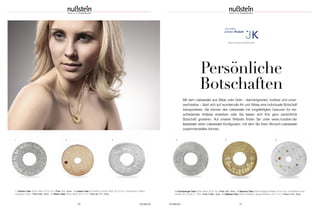 50 SCHMUCK SCHMUCK 51
Persönliche
Botschaften
www.mytrauring.de/liebestaler
Mit dem Liebestaler aus Silber oder Gold – diamantgraviert, kostbar und unver-
wechselbar – lässt sich auf wundervolle Art und Weise eine individuelle Botschaft
transportieren. Sie können den Liebestaler mit vorgefertigten Gravuren für ver-
schiedenste Anlässe erwerben oder Sie lassen sich Ihre ganz persönliche
Botschaft gravieren. Auf unserer Website finden Sie unter www.nusstein.de/
liebestaler einen Liebestaler-Konfigurator, mit dem Sie Ihren Wunsch-Liebestaler
zusammenstellen können.
1 | Glücks-Taler 925er Silber; Ø 24 mm | Preis 117,– Euro 2 | Liebes-Taler Rückseite in 925er Silber; Ø 20 mm; Vorderseite in 585er
Roségold; Rubin | Preis 345,– Euro 3 | Eltern-Taler 925er Silber; Ø 24 mm | Preis ab 117,– Euro
4 | Schutzengel-Taler 925er Silber; Ø 24 mm | Preis 135,– Euro 5 | Namens-Taler 585er Roségold; Brillant; Ø 24 mm; mit Brillanten nach
Bedarf 23 x 0,005 ct. TWsi | Preis 2.090,– Euro 6 | Matisse-Taler 585er Weißgold; farbige Brillanten; Ø 24 mm | Preis 2.115,– Euro
1 2 3 4 5 6
 