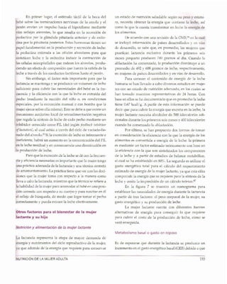 195NUTRICI6N DE LA MUJER ADULTA
Es de esperarse que durante la lactancia se produzca un
incremento en el gasto energetico basal (GEB)debido a que
Metabolismo basal 0 gasto en reposo
un estado de nutrici6n saludable segun su peso y estatu-
ra, necesita obtener la energia que contiene la leche, asi
como la que le cuesta transformar en leche la energfa de
los alimentos.
De acuerdo con una revisi6n de la OMS,HOenla cual
se incluy6 informacion de paises desarrollados y en vias
de desarrollo, se sabe que, en promedio, las mujeres que
practican lactancia exclusiva durante los primeros seis
meses posparto producen 749 gramos al rna. Cuando la
ablactaci6n ha comenzado, la producci6n disminuye a un
promedio de 492 y 608 gramos de leche, respectivamente,
en mujeres de paises desarrollados y en vias de desarrollo.
Para conocer el contenido de energia de la leche
humana se han llevado a cabo diversos estudios en muje-
res con un estado de nutrici6n adecuado, en los cuales se
han tornado muestras representativas de 24 horas. Con
base en ellos se ha documentado que en promedio la leche
tiene 0.67 kcal/ g. A partir de esta informaci6n se puede
decir que para cubrir la energia que excreta en la leche, la
mujer lactante necesita alrededor de 500 kilocalorfas adi-
cionales durante los primeros seis meses y 400 kilocalorias
cuando ha comenzado la ablactaci6n.
Por ultimo, se han propuesto dos formas de tomar
en consideraci6n la eficiencia con la que la energia de los
alimentos es convertida a energia de la leche: la primera
es mediante un factor estimado te6ricamente con base en
la eficiencia con la que son sintetizados los componentes
de la leche y a partir de estudios de balance metab6lico,
el cual se ha establecido en 80%. La segunda es utilizar el
gasto energetico total para el calculo del requerimiento
estimado de energfa de la mujer lactante, ya que esta cifra
comprende la energia que se requiere para la sfntesis de la
leche y omite la imprecisi6n de un calculo teorico.V
En la figura 7 se muestra un nomograma para
establecer las necesidades de energia durante la lactancia
a partir de tres factores: el peso corporal de la mujer, su
gasto energetico y su producci6n de leche.
La mujer lactante cuenta con diferentes fuentes
alternativas de energia para conseguir la que requiere
para cubrir el costo de la producci6n de leche, como se
vera enseguida.
La lactancia representa la etapa de mayor demanda de
energia y nutrimentos del cicio reproductive de la mujer,
ya que adernas de la energia que requiere para conservar
Nutrici6n y alimentaci6n de fa mujer factante
Otros factores para el bienestar de la mujer
lactante y su hijo
En primer lugar, el estimulo tactil de la boca del
bebe sobre las terminaciones nerviosas de la areola y el
pez6n envian un impulso hacia el hipotalarno mediante
vias reflejas aferentes, 10 que resulta en la secreci6n de
prolactina por la glandula pituitaria anterior y de oxito-
cina por la pituitaria posterior. Estas hormonas tienen un
papel fundamental en la producci6n y secreci6n de leche:
la prolactina estimula a las celulas alveolares para que
sinteticen leche y la oxitocina induce la contracci6n de
las celulas mioepiteliales que rode an los alveolos, produ-
ciendo un efecto de compresi6n que fuerza la salida de la
leche a traves de los conductos lactiferos hasta el pez6n.
Sin embargo, el factor mas importante para que la
lactancia se mantenga y se produzca un volumen de leche
suficiente para cubrir las necesidades del bebe es la fre-
cuencia y la eficiencia con la que la leche es extraida del
pecho (mediante la succi6n del nino 0, en condiciones
especiales, por la extracci6n manual 0 con bomba que la
mujer ejerce sobre ella misma). Esto se debe a que existe un
mecanismo aut6crino local de retroalimentaci6n negativa
que regula la sintesis de leche de cada pecho mediante un
inhibidor conocido como FIL (del Ingles feedback inhibitor
of lactation), el cual acnia a traves del cicio de vaciado-lle-
nado del alveolo.85Si la excreci6n de leche es infrecuente e
ineficiente, habra un aumento en la concentraci6n del FIL
en la leche residual y en consecuencia una disminuci6n en
la producci6n de leche.
Para que la excreci6n de la leche se de con la frecuen-
cia y eficiencia necesarias es importante que la mujer tenga
una practica adecuada de la lactancia y una tecnica correcta
de amamantamiento. La practice tiene que ver con las deci-
siones que la mujer toma con respecto a la manera como
lleva a cabo la lactancia, mientras que la tecnica se refiere a
la habilidad de la mujer para acomodar al bebe en una posi-
ci6n correcta con respecto a su cuerpo y para suscitar en el
el reflejo de busqueda, de modo que logre tomar el pecho
correctamente y pueda extraer la leche efectivamente.
 