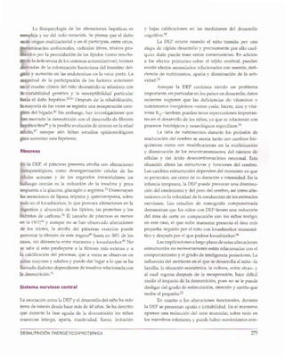 275DESNUTRICI6N ENERGETICO-PROTEiNICA
y bajas calificaciones en las mediciones del desarrollo
cognitivo.S
La DEP ocurre cuando el nifio transita por una
etapa de rapido desarrollo y precisamente por ello cual-
quier dafio puede traer serias consecuencias. En adici6n
a los efectos primarios sobre el tejido cerebral, pueden
existir efectos secundarios relacionados con anemia, defi-
ciencia de nutrimentos, apatia y disminucion de la acti-
vidad.P
Aunque la DEP continua siendo un problema
importante, en particular en los paises en desarrollo, datos
recientes sugieren que las deficiencias de vitaminas y
nutrimentos inorganicos -como yodo, hierro, zinc y vita-
mina B12- tambien pueden tener repercusiones importan-
tes en el desarrollo de los nifios, ya que se relacionan con
procesos fisiol6gicos y neurologicos especificos."
La falta de nutrimentos durante los period os de
maduraci6n del cerebro se asocia tanto con carnbios bio-
quimicos como con modificaciones en la mielinizaci6n
y disminuci6n de los neurotransmisores, del ruimero de
celulas y del acido desoxirribonucleico neuronal. Esta
situaci6n altera las estructuras y funciones del cerebro.
Los carnbios estructurales dependen del momento en que
se presenten, asf como de su duracion e intensidad. En la
infancia temprana, la DEP puede provo car una disminu-
ci6n del crecimiento y del peso del cerebro, asf como alte-
raciones en la velocidad de la conduccion de los estimulos
nerviosos. Los estudios de tomografia computarizada
demuestran que los nifios con DEP tienen una reducci6n
del area de corte en comparaci6n con los nifios testigo;
en este caso, el que sufre marasmo presenta el area mas
pequefia, seguido por el nino con kwashiorkor marasma-
tico y despues por el que padece kwashiorkor."
Las implicaciones a largo plazo de estas alteraciones
estructurales no necesariamente estan relacionadas con el
comportarniento y el grado de inteligencia posteriores. La
influencia del arnbiente en el que se desarrolla el nifio -la
familia, la situaci6n economica, la cultura, entre otras- y
al cual regresa despues de la recuperacion, hace diffcil
medir el impacto de la desnutricion, pues no se le puede
desligar del grade de estimulacion, atenci6n y carifio que
recibe el pequefio.P
En cuanto a las alteraciones funcionales, durante
la DEP se presentan apana e irritabilidad. En el marasmo
aparece una reducci6n del tono muscular, sobre todo en
los miembros inferiores, y puede haber movimientos este-
La asociacion entre la DEP y el desarrollo del nifio ha sido
tema de interes desde hace mas de 40 afios. Se ha descrito
que durante la fase aguda de la desnutrici6n los nifios
muestran letargo, apana, inactividad, llanto, irritaci6n
Sistema nervioso central
la DEP, el pancreas presenta atrofia con alteraciones
. topatol6gicas, como desorganizaci6n celular de las
elulas acinares y de los organelos intracelulares; un
allazgo comun es la reduccion de la insulina y poca
respuesta a la glucose, glucagon 0 arginina.23 Disminuyen
las secreciones de lipasa, tripsina y quimiotripsina, sobre
odo en el kwashiorkor, 10 que provoca alteraciones en la
.gesti6n y absorci6n de los lfpidos, las proteinas y los
idratos de carbone." El tamafio de pancreas es menor
Ell la DEp'88y aunque no se han observado alteraciones
de los islotes, la atrofia del pancreas exocrino puede
provocar la fibrosis de este 6rgan089 hasta en 30% de los
cases, sin diferencia entre marasmo y kwashiorkor.?? No
se sabe si esto predispone a la fibrosis mas extensa y a
la calcificacion del pancreas, que a veces se observan en
nifios mayores y adultos y puede dar lugar a 10 que se ha
Hamado diabetes dependiente de insulina relacionada con
la desnutricion."
tincreas
La fisiopatologia de las alteraciones hepaticas es
IDDlpleja y no del todo conocida. Se piensa que el dafio
de origen multifactorial y en el participan, entre otros,
taminantes ambientales, radicales libres, toxicos pro-
cidos por la peroxidaci6n de los lfpidos (como resulta-
ode la deficiencia de los sistemas antioxidativos), toxinas
rivadas de la colonizacion bacteriana del intestino del-
o y aumento en las endotoxinas en la vena porta. La
gnitud de la participaci6n de los factores anteriores
el cuadro clinico del nino desnutrido se relaciona con
variabilidad genetic a y la susceptibilidad particular
l&acia el dafio hepatico.23,84Despues de la rehabilitacion,
k:roayoria de las veces se registra una recuperacion com-
eta del higado.85 Sin embargo, hay investigaciones que
asociado la desnutricion con el desarrollo de fibrosis
patica fina86y la posible evoluci6n de cirrosis en la edad
ulta,87 aunque aun faltan estudios epidemiologicos
ara sustentar esta hip6tesis.
 