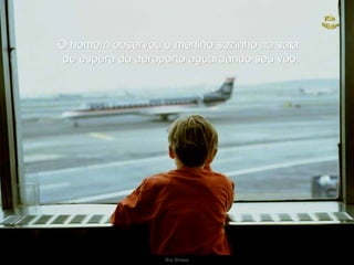 Ria Slides O homem observou o menino sozinho na sala de espera do aeroporto aguardando seu vôo. 
