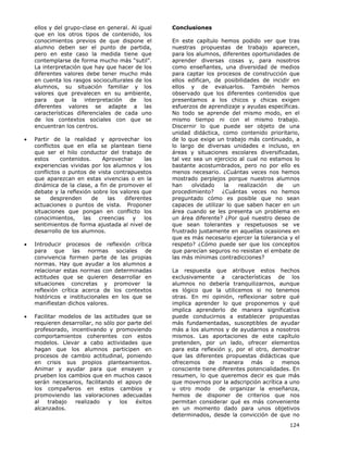 124
ellos y del grupo-clase en general. Al igual
que en los otros tipos de contenido, los
conocimientos previos de que dispone el
alumno deben ser el punto de partida,
pero en este caso la medida tiene que
contemplarse de forma mucho más “sutil”.
La interpretación que hay que hacer de los
diferentes valores debe tener mucho más
en cuenta los rasgos socioculturales de los
alumnos, su situación familiar y los
valores que prevalecen en su ambiente,
para que la interpretación de los
diferentes valores se adapte a las
características diferenciales de cada uno
de los contextos sociales con que se
encuentran los centros.
• Partir de la realidad y aprovechar los
conflictos que en ella se plantean tiene
que ser el hilo conductor del trabajo de
estos contenidos. Aprovechar las
experiencias vividas por los alumnos y los
conflictos o puntos de vista contrapuestos
que aparezcan en estas vivencias o en la
dinámica de la clase, a fin de promover el
debate y la reflexión sobre los valores que
se desprenden de las diferentes
actuaciones o puntos de vista. Proponer
situaciones que pongan en conflicto los
conocimientos, las creencias y los
sentimientos de forma ajustada al nivel de
desarrollo de los alumnos.
• Introducir procesos de reflexión crítica
para que las normas sociales de
convivencia formen parte de las propias
normas. Hay que ayudar a los alumnos a
relacionar estas normas con determinadas
actitudes que se quieren desarrollar en
situaciones concretas y promover la
reflexión crítica acerca de los contextos
históricos e institucionales en los que se
manifiestan dichos valores.
• Facilitar modelos de las actitudes que se
requieren desarrollar, no sólo por parte del
profesorado, incentivando y promoviendo
comportamientos coherentes con estos
modelos. Llevar a cabo actividades que
hagan que los alumnos participen en
procesos de cambio actitudinal, poniendo
en crisis sus propios planteamientos.
Animar y ayudar para que ensayen y
prueben los cambios que en muchos casos
serán necesarios, facilitando el apoyo de
los compañeros en estos cambios y
promoviendo las valoraciones adecuadas
al trabajo realizado y los éxitos
alcanzados.
Conclusiones
En este capítulo hemos podido ver que tras
nuestras propuestas de trabajo aparecen,
para los alumnos, diferentes oportunidades de
aprender diversas cosas y, para nosotros
como enseñantes, una diversidad de medios
para captar los procesos de construcción que
ellos edifican, de posibilidades de incidir en
ellos y de evaluarlos. También hemos
observado que los diferentes contenidos que
presentamos a los chicos y chicas exigen
esfuerzos de aprendizaje y ayudas específicas.
No todo se aprende del mismo modo, en el
mismo tiempo ni con el mismo trabajo.
Discernir lo que puede ser objeto de una
unidad didáctica, como contenido prioritario,
de lo que exige un trabajo más continuado, a
lo largo de diversas unidades e incluso, en
áreas y situaciones escolares diversificadas,
tal vez sea un ejercicio al cual no estamos lo
bastante acostumbrados, pero no por ello es
menos necesario. ¿Cuántas veces nos hemos
mostrado perplejos porque nuestros alumnos
han olvidado la realización de un
procedimiento? ¿Cuántas veces no hemos
preguntado cómo es posible que no sean
capaces de utilizar lo que saben hacer en un
área cuando se les presenta un problema en
un área diferente? ¿Por qué nuestro deseo de
que sean tolerantes y respetuosos se ve
frustrado justamente en aquellas ocasiones en
que es más necesario ejercer la tolerancia y el
respeto? ¿Cómo puede ser que los conceptos
que parecían seguros no resistan el embate de
las más mínimas contradicciones?
La respuesta que atribuye estos hechos
exclusivamente a características de los
alumnos no debería tranquilizarnos, aunque
es lógico que la utilicemos si no tenemos
otras. En mi opinión, reflexionar sobre qué
implica aprender lo que proponemos y qué
implica aprenderlo de manera significativa
puede conducirnos a establecer propuestas
más fundamentadas, susceptibles de ayudar
más a los alumnos y de ayudarnos a nosotros
mismos. Las aportaciones de este capítulo
pretenden, por un lado, ofrecer elementos
para esta reflexión y, por el otro, demostrar
que las diferentes propuestas didácticas que
ofrecemos de manera más o menos
consciente tiene diferentes potencialidades. En
resumen, lo que queremos decir es que más
que movernos por la adscripción acrítica a uno
u otro modo de organizar la enseñanza,
hemos de disponer de criterios que nos
permitan considerar qué es más conveniente
en un momento dado para unos objetivos
determinados, desde la convicción de que no
 