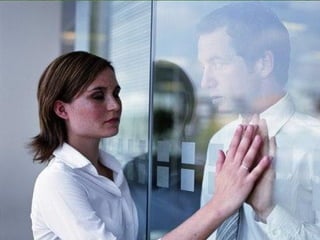 Por tanto, cuando el sufrimiento toque a tu puerta, no te lamentes ni te inquietes, sé apenas un testigo de tu dolor. Siéntete un privilegiado porque  después de las batallas, resurge el alma.   