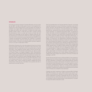 43
Introducció
El turisme ha continuat impulsant l’activitat a Barcelona, com ja succeeix
des del 2009, i ha estat un dels sectors clau per a la recuperació eco-
nòmica de la ciutat al llarg del 2013, ja que ha assolit nous rècords en
indicadors clau. Segons dades de Turisme de Barcelona, la Ciutat Com-
tal supera, per primer cop, la xifra dels 7,5 milions de turistes anuals
allotjats a hotels el 2013, un 1,8% més que el 2012, i ha batut el rècord
de pernoctacions, tenint en compte que s’acosta al llindar dels 16,5
milions de nits facturades, fet que suposa un augment anual del 3,5%.
Cal esmentar que l’increment del nombre de turistes prové majoritària-
ment del turisme internacional, que ja representa prop del 80% de total
i presenta una pluralitat de nacionalitats que n’afavoreix el creixement
continuat: d’una banda, creixen els mercats madurs, com el del turisme
francès o britànic, i de l’altra, es van desenvolupant mercats en expansió,
com el rus, el xinès o el dels països nòrdics.
Efectivament, Barcelona té un bon posicionament pel que fa al turisme
entre les principals ciutats del món: l’any 2012 se situa com la 23a. ciutat
preferida al món com a destí del turisme internacional sobre un total de
100 ciutats, i la 6a. preferida a Europa, segons l’informe Top Cities Des-
tination Ranking 2012 d’Euromonitor International, per sobre de ciutats
com Moscou, Pequín, Los Angeles, Budapest o Viena. Paral·lelament,
segons l’European Cities Marketing Benchmarking Report 2013, Barcelona
és la cinquena ciutat europea amb més pernoctacions de turistes inter-
nacionals l’any 2012. Pel que fa a altres rànquings rellevants, segons el
Mastercard Index of Global Destination Cities del 2013, Barcelona se situa
com la desena ciutat del món i la tercera d’Europa —només per darrere
de Londres i París— quant a nombre de visitants i despesa del turisme
internacional; mentre que per a Trip Advisor és la quinzena del món en
atractiu per als turistes l’any 2014.
Tant el port de Barcelona com l’aeroport del Prat comporten una entrada
important de turisme a la ciutat: el nombre de creueristes va ser de 2,41
milions l’any 2012, xifra que permet al port mantenir el seu lideratge a
Europa per 12è. any consecutiu i el seu posicionament com a quart port
base del món; i que permet afirmar que els resultats de 2013 —2,6 mili-
ons de creueristes i un creixement anual proper al 8%— en confirmen la
millora. Així mateix, el trànsit de passatgers per l’aeroport de Barcelona
ha crescut i ha assolit un nou rècord, que s’ha elevat fins als 35,2 mili-
ons el 2013, segons les dades de l’Airport Traffic Report d’ACI Europe, i li
permet mantenir-se entre els deu primers d’Europa per volum de pas-
satgers. Les institucions i les organitzacions empresarials (Ajuntament
de Barcelona, Generalitat de Catalunya, Cambra de Comerç de Barce-
lona i Aena Aeropuertos) treballen en la promoció i el desenvolupament
de connexions internacionals des de l’Aeroport de Barcelona-El Prat, a
través del Comitè de Desenvolupament de Rutes Aèries de Barcelona
(CDRA). Aquesta feina li ha valgut al CDRA el guardó Premi GEBTA 2013
a la Iniciativa, que atorga des de fa vint anys el grup espanyol d’agèn-
cies especialitzades en viatges d’empresa GEBTA amb l’objectiu de re-
conèixer el treball i la trajectòria de personalitats i institucions vincu-
lades a aquest àmbit. Cal remarcar, així mateix, el recent nomenament
de l’Aeroport de Barcelona com el millor Aeroport d’Europa 2014 en la
categoria dels grans aeroports del Continent -de més de 25 millions de
passatgers- per l’ACI.
El Saló Internacional del Turisme a Catalunya (SITC), el més important a
Espanya entre els certàmens dirigits al consumidor final, celebrat l’abril
del 2013 a Barcelona, va presentar l’oferta especialitzada que ofereixen
les destinacions nacionals i internacionals. En paral·lel, va tenir lloc una
nova edició de l’Smart Destinations Forum, en el qual experts en promo-
ció turística i professionals d’empreses d’energia, mobilitat i enginyeria
van intercanviar experiències i idees per a la promoció de destinacions
sostenibles. En aquest sentit, destaca el fet que Barcelona és la primera
ciutat certificada com a Biosphere Class Destination.
Finalment, per donar compliment a l’objectiu marcat pel Marc Estratègic
2012-2015 d’impulsar nous punts urbans d’atracció que generin cen-
tralitat a tots els districtes i distribuir el turisme a tota la ciutat, l’Ajun-
tament de Barcelona ha aprovat el desembre del 2013 els 10 Plans de
Turisme de Districte. Amb la difusió de l’oferta turística de cada districte
es contribueix a millorar el posicionament turístic dels barris i a enriquir
el conjunt de l’oferta turística de la ciutat.
 