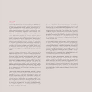 49
Introducció
L’estratègia de l’Ajuntament de Barcelona per al període 2012-2015 con-
templa entre els seus eixos principals esdevenir una ciutat saludable
que integri plenament medi ambient, urbanisme, infraestructures i TIC,
amb la voluntat d’anar cap a un model autosuficient energèticament,
amb barris productius a velocitat humana, en el si d’una ciutat hiper-
connectada i d’emissions zero. En definitiva, moltes ciutats slow —pací-
fiques— dins una ciutat smart—intel·ligent— al servei de les persones.
L’aposta de Barcelona per l’smart city suposa la integració plena de
l’ecologia, l’urbanisme i les tecnologies per millorar la sostenibilitat i la
qualitat de vida dels ciutadans. El desenvolupament de programes lo-
cals —Smart City Campus, Barcelona Urban Lab— compta amb diverses
actuacions relacionades amb l’eficiència energètica i la sostenibilitat.
Les iniciatives desplegades a la ciutat, juntament amb les activitats de
promoció i la col·laboració internacional —Smart City Expo, Mobile Word
Congress, el City Protocol o l’acollida del fòrum del Banc Mundial de ciu-
tats intel·ligents— li han valgut a la capital catalana el reconeixement
internacional com a quarta smart city d’Europa segons la revista Fast
Co.Exist.
Estretament vinculat al desenvolupament urbà i la sostenibilitat, el Pla
de Mobilitat Urbana 2013-2018 a Barcelona ajudarà a assolir el desple-
gament de les superilles o unitats urbanes que se sustenten en objectius
concrets de mobilitat sostenible, alhora que pretenen guanyar espais
tranquils, revitalitzar l’espai públic, fomentar el verd urbà i la biodiver-
sitat, optimitzar l’ús dels recursos i avançar en la gestió intel·ligent i
la participació ciutadana, entre d’altres aspectes. En els propers qua-
tre anys es posaran en marxa cinc superilles, si bé el projecte neix amb
la vocació d’estendre’s a la resta de la ciutat amb l’objectiu de gaudir
de barris a velocitat humana, fita que comparteixen el Pla de Mobilitat
Urbana, el Compromís Ciutadà per la Sostenibilitat 2012-2022 i el Pla
del Verd i la Biodiversitat i que es contempla a l’estratègia 2012-2105 de
l’Ajuntament de Barcelona.
El posicionament internacional de Barcelona en l’àmbit de la mobilitat
destaca per l’ús de transport sostenible —que representa el 81% dels
desplaçaments interns— i el temps de trajecte a la feina atesa la seva
estructura urbana compacta. En canvi, quan s’analitza el territori me-
tropolità i s’avaluen factors com les emissions contaminants, el consum
d’energia i l’eficiència del sistema, tal com fa l’estudi del futur de la mo-
bilitat urbana de la Unió Internacional del Transport Públic, els resultats
de l’àrea de Barcelona són més discrets: és la 20a. entre 84 aglomeraci-
ons de tot el món i la 16a. d’Europa. Cal remarcar, d’altra banda, que as-
soleix el 7è. lloc mundial quant al suport de la mobilitat elèctrica atorgat
per l’Agència Internacional de l’Energia.
Pel que fa a altres àmbits de comparació internacional, segons el Guar-
dian Cities Global Brand Barometer elaborat per Saffron, Barcelona és la
sisena ciutat del món amb una millor marca global entre les 57 princi-
pals urbs de tot el món i, d’altra banda, manté al llarg dels anys una forta
reputació com a ciutat atractiva per la seva qualitat de vida: l’informe Sta-
te of World’s Cities 2012-2013, elaborat per l’agència Habitat de Nacions
Unides, atorga a Barcelona la cinquena posició en la dimensió de qualitat
de vida entre 69 ciutats del món, mentre que l’Scorecard on Prosperity del
Toronto Board of Trade 2014 situa la metròpoli de Barcelona en cinquè
lloc en la valoració de l’atractiu laboral de 24 grans ciutats d’Europa, el
Canadà i els Estats Units.
En referència al compromís mediambiental de les empreses, el desem-
bre del 2013 la província de Barcelona absorbeix un total de 203 regis-
tres i la ciutat en concentra 78, xifra que representa un 18,7% i un 32,2%
d’augment, respectivament, en relació al setembre del 2012. Les certi-
ficacions de la demarcació i la ciutat de Barcelona representen el 70,2 i
el 27% del total registrat a Catalunya. Finalment, segons dades de l’ISO
Survey 2012, les empreses espanyoles han rebut un total de 19.470 acre-
ditacions ISO 14001, valor que ubica Espanya com el quart país del món,
només per darrere de la Xina, el Japó i Itàlia, i el segon que més ha cres-
cut en certificacions el 2012 (+19,2%) després de la Xina.
Finalment, cal destacar la nominació de Barcelona com a capital eu-
ropea del voluntariat 2014, atorgada en el marc de l’Any Europeu dels
Ciutadans 2013 pel Centre Europeu del Voluntariat, que ha organitzat
aquesta convocatòria per primera vegada. El reconeixement de la ciu-
tat en aquest àmbit es fonamenta en les més de 6.000 organitzacions no
lucratives basades en el voluntariat, una llarga tradició de col·laboració
de l’Ajuntament de Barcelona amb la societat civil i en l’existència d’una
xarxa important d’espais de reflexió i debat amb l’objectiu d’implicar els
diferents actors de la ciutat en l’elaboració, avaluació i millora de les po-
lítiques públiques.
 