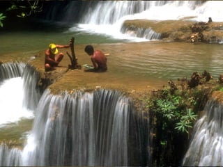 São os obstáculos que fazem suas águas prosseguirem. Nenhuma rocha, por mais resistente que seja, é capaz de deter a água. Ela tem sabedoria para contorná-la e seguir em frente,  com a força da suavidade... 