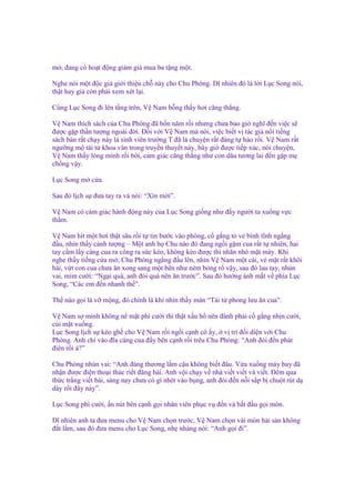 m , ñang có ho t ñ ng gi m giá mua ba t ng m t.
Nghe nói m t ñ c gi gi i thi u ch này cho Chu Phóng. Dĩ nhiên ñó là l i L c Song nói,
th t hay gi còn ph i xem xét l i.
Cùng L c Song ñi lên t ng trên, V Nam b ng th y hơi căng th ng.
V Nam thích sách c a Chu Phóng ñã b n năm r i nhưng chưa bao gi nghĩ ñ n vi c s
ñư c g p th n tư ng ngoài ñ i. Đ i v i V Nam mà nói, vi c bi t v tác gi n i ti ng
sách bán r t ch y này là sinh viên trư ng T ñã là chuy n r t ñáng t hào r i. V Nam r t
ngư ng m tài t khoa văn trong truy n thuy t này, bây gi ñư c ti p xúc, nói chuy n,
V Nam th y lòng mình r i b i, c m giác căng th ng như con dâu tương lai ñ n g p m
ch ng v y.
L c Song m c a.
Sau ñó l ch s ñưa tay ra và nói: “Xin m i”.
V Nam có c m giác hành ñ ng này c a L c Song gi ng như ñ y ngư i ta xu ng v c
th m.
V Nam hít m t hơi th t sâu r i t tin bư c vào phòng, c g ng t v bình tĩnh ng ng
ñ u, nhìn th y c nh tư ng – M t anh h Chu nào ñó ñang ng i g m cua r t t nhiên, hai
tay c m l y càng cua ra công ra s c kéo, không kéo ñư c thì nhăn nhó m t mày. Khi
nghe th y ti ng c a m , Chu Phóng ng ng ñ u lên, nhìn V Nam m t cái, v m t r t khôi
hài, v t con cua chưa ăn xong sang m t bên như ném bóng r v y, sau ñó lau tay, nhún
vai, m m cư i: “Ng i quá, anh ñói quá nên ăn trư c”. Sau ñó hư ng ánh m t v phía L c
Song, “Các em ñ n nhanh th ”.
Th nào g i là v m ng, ñó chính là khi nhìn th y màn “Tài t phong lưu ăn cua”.
V Nam s mình không n m t phì cư i thì th t x u h nên ñành ph i c g ng nh n cư i,
cúi m t xu ng.
L c Song l ch s kéo gh cho V Nam r i ng i c nh cô y, v trí ñ i di n v i Chu
Phóng. Anh ch vào ñĩa càng cua ñ y bên c nh r i trêu Chu Phóng: “Anh ñói ñ n phát
ñiên r i à?”
Chu Phóng nhún vai: “Anh ñáng thương l m c u không bi t ñâu. V a xu ng máy bay ñã
nh n ñư c ñi n tho i thúc ri t ñăng bài. Anh v i ch y v nhà vi t vi t và vi t. Đêm qua
th c tr ng vi t bài, sáng nay chưa có gì nhét vào b ng, anh ñói ñ n n i s p b chu t rút d
dày r i ñây này”.
L c Song phì cư i, n nút bên c nh g i nhân viên ph c v ñ n và b t ñ u g i món.
Dĩ nhiên anh ta ñưa menu cho V Nam ch n trư c, V Nam ch n vài món h i s n không
ñ t l m, sau ñó ñưa menu cho L c Song, nh nhàng nói: “Anh g i ñi”.

 