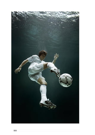 12
na operacionalização de um “jogar” através da criação e desenvolvimento
contínuo do Modelo de Jogo e portanto, dos seus princípios. Neste contexto,
a periodização e programação do processo confere primazia à Táctica ou
seja, regula-se no desenvolvimento de uma organização colectiva que
sobrecondiciona a variável física, técnica e psicológica. O processo centra-
se na aquisição de determinadas regularidades no “jogar” da equipa através
da operacionalização dos princípios do Modelo de Jogo assumindo-se por
isso, num Treino Específico.
No sentido de melhor esclarecer esta forma de operacionalizar o processo
de treino procuramos num primeiro momento sistematizar os aspectos
conceptometodológicos que a definem. Contudo, a “Periodização Táctica”
é uma concepção que se encontra pouco retratada na literatura e por isso,
deparamo-nos com escassas referências bibliográficas levando-nos a
reequacionar o teor deste trabalho. Neste seguimento, decidimos incidir
nos fundamentos conceptometodológicos que a definem, a partir de dados
empíricos do processo de treino-competição do treinador José Guilherme
Oliveira
. A escolha deste treinador deve-se ao facto de ser reconhecido pelo
professorVítor Frade como um dos treinadores que operacionaliza o processo
de treino tendo em conta as premissas da “Periodização Táctica”.
Para abordar os conceitos da Periodização Táctica sentimos que era
fundamental desenvolver uma concepção complexa do «jogar» para
transcender a fragmentação reduccionista
da teoria Convencional e superar
o holismo abstracto
do Treino Integrado para evidenciar uma «nova» forma
de ver o jogo e portanto, o treino. A partir daqui iremos sistematizar os
princípios metodológicos que regem a operacionalização de um “jogar” de
acordo com a Periodização Táctica para reconhecer os procedimentos que
tornam esta concepção diferente das demais.
Com este objectivo, realizamos uma entrevista ao treinador José Guilherme
com o intuito de conhecer as suas ideias, Intenções e portanto, o modo como
pretendejogar.Comestaconversa–emanexo–contextualizamosalógicado
processo deste treinador e percebemos assim o sentido da operacionalização
do seu jogar.
	 Este treinador trabalha na formação do Futebol Clube do Porto, encontrando-se no
escalão sub-15 nesta época de 2007/2008. Para além disso, é professor na Faculdade
de Desporto da Universidade do Porto.
	 Divide a preparação em «física», técnica, táctica e psicológica e trabalha-as
isoladamente.
	 Defende uma preparação «integral» de todas as componentes mas não se referem a
um Modelo de Jogo e por isso, assume contornos abstractos.
 