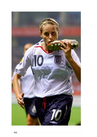 54
Através deste pensamento, a pesquisa etnometodológica coloca ênfase no
empirismo e nas questões que resultam do desenvolvimento da realidade
concreta (Fornel, Ogien  Quéré, 2001). Por isso, deixa-se guiar não pelas
preocupações teóricas mas pela importância prática do desenvolvimento
dos fenómenos, como o jogo. Face a este entendimento, reforçamos o lado
processual no desenvolvimento de um jogo e portanto, das técnicas, decisões
que o treinador assume na sua construção.
Neste sentido, através do estudo etnometodológico, analisamos um
contexto particular centrando-nos nas práticas «locais» e nas condições em
que se desenvolve o modelo. Deste modo, preocupamo-nos com o sentido de
«adequação única» que a operacionalização desse modelo exige.
Reforçando a legitimidade deste procedimento, Garfinkel (cit. Fornel,
Ogien  Quéré, 2001) refere-se à pertinência do contexto onde as situações
são geradas porque o modelo manifesta-se nos detalhes da sua actualização
prática. De acordo com esta lógica, o modelo resulta da sua operacionalização
constanteeportanto,dosprocedimentospráticosdesenvolvidospelotreinador
e jogadores ao longo do processo.
O estudo etnometodológico focaliza-se sobre a produção local e endógena
dos fenómenos sociais evitando os métodos de análise formal para responder
às questões de ordem lógica e de sentido do contexto (Watson, 2001).
Deste modo, analisa as práticas em si mesmas e não como indicadores de
representações genéricas. Assim, procura nas condições concretas onde
acontece a acção, a sua validade prática ou seja, analisa e reflecte as decisões
práticas no seu contexto e portanto, em função dos detalhes imediatos que
as produzem. Por isso, contrariamente à análise formal, a etnometodologia
interroga não só o que acontece mas o que motiva o seu acontecimento
(Watson, 2001).
Face a isto, as decisões e procedimentos do processo têm um sentido em
função do modelo de jogo que se pretende desenvolver ao longo do processo.
Deste modo, a partir do modelo que o professor José Guilherme idealiza para
a sua equipa e que portanto, operacionaliza ao longo do processo. Por isso,
estudamos a operacionalização desse mesmo modelo.
Para isso, realizamos uma entrevista aberta ao referido treinador de
modo a perceber como entende o jogo e portanto, como preconiza o seu
desenvolvimento.
 