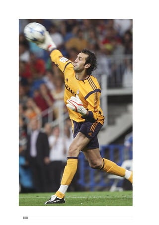 68
e circulação da bola e portanto, de organização ofensiva. Desta forma, é
uma situação que não está configurada de modo a haver transições ofensivas
constantes. Por isso, os jogadores não são confrontados com os problemas
da transição e portanto, o exercício não incide sobre os comportamentos que
o treinador pretende.
Para além disso, é fundamental que se criem condições para que o contexto
do exercício concorra para a qualidade do comportamento dos jogadores.
Esclarecendo esta ideia, imaginemos que o treinador cria um exercício de 6
contra 6 num espaço reduzido onde acontecem muitas transições. No entanto,
esta situação pode não ser Específica ou seja, não promove as transições para
segurança como o treinador quer porque apesar de haver muitas transições,
estas podem acontecer fundamentalmente em profundidade. Consideremos
que na referida situação, o treinador coloca quatro médios e dois avançados
contra quatro defesas e dois médios. Num espaço reduzido, em termos
de largura e comprimento, a primeira equipa após ganhar a posse da bola
procura jogar frequentemente nos avançados e portanto, realiza as transições
em profundidade.
Perante esta situação, o treinador tem de intervir de modo a que o exercício
concorra para o que pretende ou seja, criar condições para que os jogadores ao
optarem fundamentalmente na profundidade percam a posse da bola porque
se isso não acontecer, a dinâmica do exercício compromete os seus objectivos.
Imaginemos que os jogadores ao realizarem estas transições em profundidade
têm sucesso e marcam golo. Deste modo, está a reforçar um comportamento
que o treinador não pretende e então, tem de reformular as condições do
exercício alterando as equipas ou corrigindo os erros defensivos da outra
equipa de modo que as transições em profundidade levem ao erro. Desta
forma faz com que nas transições em profundidade percam mais vezes a posse
da bola e através deste insucesso o treinador corrige os comportamentos dos
jogadores para as transições em segurança. Assim, direcciona os jogadores
para o que pretende.
De acordo com esta abordagem encontra-se José Mourinho (cit. Oliveira et
al., 2006:207) quando se refere à «descoberta- guiada» para evidenciaro papel
dos jogadores nos exercícios e por isso, esclarece que “em vez de lhes dizer
«nós vamos para ali», quero que sejam eles a descobrir esse caminho”. E
para isso configura os contextos de exercitação para direccionar os jogadores
para o que pretende. No entanto, este treinador reconhece que isso também
resulta da intervenção que tem nos mesmos.
 