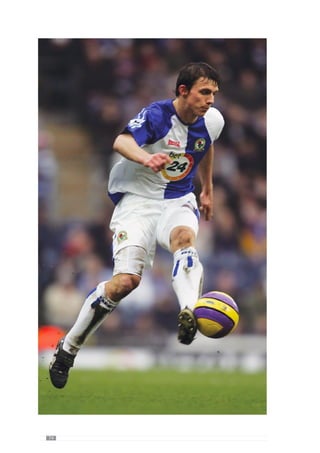 76
5.1.	O dia da competição.
Como temos vindo a referir, a competição constitui-se num momento
fundamental do processo uma vez que confere sentido ao processo de treino.
No entanto, poucos são os autores que se debruçam sobre esta relação fazendo
parecer que se trata de dois aspectos diferentes.
Contrariando este entendimento, Vítor Frade (2003 in Martins, 2003:
XXXIV) afirma que “a competição é também uma parte do treino” ou seja,
é um momento muito importante para criar o «jogar» que pretende sendo o
que sustenta o que é desenvolvido pelo processo de treino. Em virtude disso,
o treino não se dissocia da competição uma vez que considera que “tão
relevante quanto a dinâmica do treinar, é a própria dinâmica do competir”
(Frade, 2004).
Deste modo a competição é um momento importante do processo sendo
através dela que a construção do treino se direcciona para determinadas
objectivos. Por isso, constitui-se num momento fundamental de controlo do
processo. Esclarecendo esta lógica, Guilherme Oliveira (Anexo 1) refere que
é uma avaliação onde percebe “se a competição e o jogo vão de encontro
ao que pretendemos e acontece do modo como nós construímos no treino ou
se pelo contrário, a competição não está a ir de encontro ao que queremos,
então temos de reformular o que estamos a fazer”.
De acordo com este pensamento, Vítor Frade (2003 in Martins, 2003: XIV)
entende a competição como um “referencial para a utilização acertada
daquilo que tem que estar antes e daquilo que tem de estar depois” ou seja,
permite analisar o que tem sido construído e projectar o sentido do processo
face ao «jogar» que se pretende. Deste modo o processo de treino-competição
adquire uma lógica concreta porque assenta no mesmo sentido ou seja, no
desenvolvimento Específico do «jogar».
Assim, a organização do processo procura a manifestação de determinadas
regularidades comportamentais dos jogadores e equipa e por isso, a
padronização sustenta o seu desenvolvimento. Deste modo o processo deve
constituir-se como um meio de desenvolver um «jogar» cuja manifestação
mais “real” é na competição.
Face a isto, a competição é um momento de grande exigência devido
sobretudo à necessidade de gerir a oposição adversária para atingir os
 