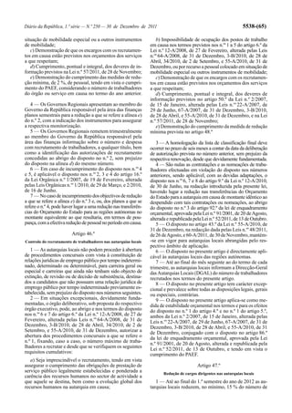 Diário da República, 1.ª série — N.º 250 — 30 de Dezembro de 2011                                                   5538-(65)

situação de mobilidade especial ou a outros instrumentos             b) Impossibilidade de ocupação dos postos de trabalho
de mobilidade;                                                    em causa nos termos previstos nos n.os 1 a 5 do artigo 6.º da
   c) Demonstração de que os encargos com os recrutamen-          Lei n.º 12-A/2008, de 27 de Fevereiro, alterada pelas Leis
tos em causa estão previstos nos orçamentos dos serviços          n.os 64-A/2008, de 31 de Dezembro, 3-B/2010, de 28 de
a que respeitam;                                                  Abril, 34/2010, de 2 de Setembro, e 55-A/2010, de 31 de
   d) Cumprimento, pontual e integral, dos deveres de in-         Dezembro, ou por recurso a pessoal colocado em situação de
formação previstos na Lei n.º 57/2011, de 28 de Novembro;         mobilidade especial ou outros instrumentos de mobilidade;
   e) Demonstração do cumprimento das medidas de redu-               c) Demonstração de que os encargos com os recrutamen-
ção mínima, de 2 %, de pessoal, tendo em vista o cumpri-          tos em causa estão previstos nos orçamentos dos serviços
mento do PAEF, considerando o número de trabalhadores             a que respeitam;
do órgão ou serviço em causa no termo do ano anterior.               d) Cumprimento, pontual e integral, dos deveres de
                                                                  informação previstos no artigo 50.º da Lei n.º 2/2007,
   4 — Os Governos Regionais apresentam ao membro do              de 15 de Janeiro, alterada pelas Leis n.os 22-A/2007, de
Governo da República responsável pela área das finanças           29 de Junho, 67-A/2007, de 31 de Dezembro, 3-B/2010,
planos semestrais para a redução a que se refere a alínea e)      de 28 de Abril, e 55-A/2010, de 31 de Dezembro, e na Lei
do n.º 2, com a indicação dos instrumentos para assegurar         n.º 57/2011, de 28 de Novembro;
a respectiva monitorização.                                          e) Demonstração do cumprimento da medida de redução
   5 — Os Governos Regionais remetem trimestralmente              mínima prevista no artigo 48.º
ao membro do Governo da República responsável pela
área das finanças informação sobre o número e despesa                3 — A homologação da lista de classificação final deve
com recrutamento de trabalhadores, a qualquer título, bem         ocorrer no prazo de seis meses a contar da data da deliberação
como a identificação das autorizações de recrutamento             de autorização prevista no número anterior, sem prejuízo da
concedidas ao abrigo do disposto no n.º 2, sem prejuízo           respectiva renovação, desde que devidamente fundamentada.
do disposto na alínea d) do mesmo número.                            4 — São nulas as contratações e as nomeações de traba-
   6 — Em caso de incumprimento do disposto nos n.os 4            lhadores efectuadas em violação do disposto nos números
e 5, é aplicável o disposto nos n.os 2, 3 e 4 do artigo 16.º      anteriores, sendo aplicável, com as devidas adaptações, o
da Lei Orgânica n.º 1/2007, de 19 de Fevereiro, alterada          disposto nos n.os 6, 7 e 8 do artigo 9.º da Lei n.º 12-A/2010,
pelas Leis Orgânicas n.os 1/2010, de 29 de Março, e 2/2010,       de 30 de Junho, na redacção introduzida pela presente lei,
de 16 de Junho.                                                   havendo lugar a redução nas transferências do Orçamento
   7 — No caso de incumprimento dos objectivos de redução         do Estado para a autarquia em causa de montante idêntico ao
a que se refere a alínea e) do n.º 3 e, ou, dos planos a que se   despendido com tais contratações ou nomeações, ao abrigo
refere o n.º 4, pode haver lugar a uma redução nas transferên-    do disposto no n.º 3 do artigo 92.º da lei de enquadramento
cias do Orçamento do Estado para as regiões autónomas no          orçamental, aprovada pela Lei n.º 91/2001, de 20 de Agosto,
montante equivalente ao que resultaria, em termos de pou-         alterada e republicada pela Lei n.º 52/2011, de 13 de Outubro.
pança, com a efectiva redução de pessoal no período em causa.        5 — O disposto no artigo 43.º da Lei n.º 55-A/2010, de
                                                                  31 de Dezembro, na redacção dada pelas Leis n.os 48/2011,
                         Artigo 46.º                              de 26 de Agosto, e 60-A/2011, de 30 de Novembro, mantém-
Controlo do recrutamento de trabalhadores nas autarquias locais   -se em vigor para autarquias locais abrangidas pelo res-
                                                                  pectivo âmbito de aplicação.
   1 — As autarquias locais não podem proceder à abertura            6 — O disposto no presente artigo é directamente apli-
de procedimentos concursais com vista à constituição de           cável às autarquias locais das regiões autónomas.
relações jurídicas de emprego público por tempo indetermi-           7 — Até ao final do mês seguinte ao do termo de cada
nado, determinado ou determinável, para carreira geral ou         trimestre, as autarquias locais informam a Direcção-Geral
especial e carreiras que ainda não tenham sido objecto de         das Autarquias Locais (DGAL) do número de trabalhadores
extinção, de revisão ou de decisão de subsistência, destina-      recrutados nos termos do presente artigo.
dos a candidatos que não possuam uma relação jurídica de             8 — O disposto no presente artigo tem carácter excep-
emprego público por tempo indeterminado previamente es-           cional e prevalece sobre todas as disposições legais, gerais
tabelecida, sem prejuízo do disposto nos números seguintes.       ou especiais, contrárias.
   2 — Em situações excepcionais, devidamente funda-                 9 — O disposto no presente artigo aplica-se como me-
mentadas, o órgão deliberativo, sob proposta do respectivo        dida de estabilidade orçamental nos termos e para os efeitos
órgão executivo, pode, ao abrigo e nos termos do disposto         do disposto no n.º 1 do artigo 4.º e no n.º 1 do artigo 5.º,
nos n.os 6 e 7 do artigo 6.º da Lei n.º 12-A/2008, de 27 de       ambos da Lei n.º 2/2007, de 15 de Janeiro, alterada pelas
Fevereiro, alterada pelas Leis n.os 64-A/2008, de 31 de           Leis n.os 22-A/2007, de 29 de Junho, 67-A/2007, de 31 de
Dezembro, 3-B/2010, de 28 de Abril, 34/2010, de 2 de              Dezembro, 3-B/2010, de 28 de Abril, e 55-A/2010, de 31
Setembro, e 55-A/2010, de 31 de Dezembro, autorizar a             de Dezembro, conjugado com o disposto no artigo 86.º
abertura dos procedimentos concursais a que se refere o           da lei de enquadramento orçamental, aprovada pela Lei
n.º 1, fixando, caso a caso, o número máximo de traba-            n.º 91/2001, de 20 de Agosto, alterada e republicada pela
lhadores a recrutar e desde que se verifiquem os seguintes        Lei n.º 52/2011, de 13 de Outubro, e tendo em vista o
requisitos cumulativos:                                           cumprimento do PAEF.
   a) Seja imprescindível o recrutamento, tendo em vista
assegurar o cumprimento das obrigações de prestação de                                     Artigo 47.º
serviço público legalmente estabelecidas e ponderada a                   Redução de cargos dirigentes nas autarquias locais
carência dos recursos humanos no sector de actividade a
que aquele se destina, bem como a evolução global dos                1 — Até ao final do 1.º semestre do ano de 2012 as au-
recursos humanos na autarquia em causa;                           tarquias locais reduzem, no mínimo, 15 % do número de
 