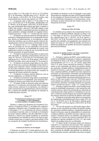 5538-(54)                                                  Diário da República, 1.ª série — N.º 250 — 30 de Dezembro de 2011

que se refere o n.º 9 do artigo 19.º da Lei n.º 55-A/2010,        actividades de docência ou de investigação e que sejam
de 31 de Dezembro, alterada pelas Leis n.os 48/2011, de           financiados por entidades privadas, pelo Programa Quadro
26 de Agosto, e 60-A/2011, de 30 de Novembro, cuja                de Investigação & Desenvolvimento da União Europeia
remuneração base mensal seja superior a € 1100.                   ou por instituições estrangeiras ou internacionais, exclu-
   2 — As pessoas a que se refere o n.º 9 do artigo 19.º da       sivamente na parte financiada por fundos nacionais do
Lei n.º 55-A/2010, de 31 de Dezembro, alterada pelas Leis         Orçamento do Estado.
n.os 48/2011, de 26 de Agosto, e 60-A/2011, de 30 de Novem-
bro, cuja remuneração base mensal seja igual ou superior a                                  Artigo 24.º
€ 600 e não exceda o valor de € 1100 ficam sujeitas a uma                          Entregas nos cofres do Estado
redução nos subsídios ou prestações previstos no número an-
terior, auferindo o montante calculado nos seguintes termos:         As entidades processadoras das remunerações dos tra-
subsídios/prestações = 1320 - 1,2 × remuneração base mensal.      balhadores em funções públicas referidas na alínea r) do
   3 — O disposto nos números anteriores abrange todas as         n.º 9 do artigo 19.º da Lei n.º 55-A/2010, de 31 de Dezem-
prestações, independentemente da sua designação formal,           bro, alterada pelas Leis n.os 48/2011, de 26 de Agosto, e
que, directa ou indirectamente, se reconduzam ao paga-            60-A/2011, de 30 de Novembro, procedem à entrega das
mento dos subsídios a que se referem aqueles números, de-         quantias dos subsídios cujo pagamento seja suspenso nos
signadamente a título de adicionais à remuneração mensal.         termos do artigo 21.º nos cofres do Estado, nos termos a
   4 — O disposto nos n.os 1 e 2 abrange ainda os con-            definir por despacho do membro do Governo responsável
tratos de prestação de serviços celebrados com pessoas            pela área das finanças.
singulares ou colectivas, na modalidade de avença, com
pagamentos mensais ao longo do ano, acrescidos de uma                                       Artigo 25.º
ou duas prestações de igual montante.                                Suspensão de subsídios de férias e de Natal ou equivalentes
   5 — O disposto no presente artigo aplica-se após terem                          de aposentados e reformados
sido efectuadas as reduções remuneratórias previstas no
artigo 19.º da Lei n.º 55-A/2010, de 31 de Dezembro, alte-           1 — Durante a vigência do PAEF, como medida excep-
rada pelas Leis n.os 48/2011, de 26 de Agosto, e 60-A/2011,       cional de estabilidade orçamental, é suspenso o pagamento
de 30 de Novembro, bem como do artigo 23.º da mesma lei.          de subsídios de férias e de Natal ou quaisquer prestações
   6 — O disposto no presente artigo aplica-se aos subsí-         correspondentes aos 13.º e, ou, 14.º meses, pagos pela
dios de férias que as pessoas abrangidas teriam direito a         CGA, I. P., pelo Centro Nacional de Pensões e, directa-
receber, quer respeitem a férias vencidas no início do ano        mente ou por intermédio de fundos de pensões detidos
de 2012 quer respeitem a férias vencidas posteriormente,          por quaisquer entidades públicas, independentemente da
incluindo pagamentos de proporcionais por cessação ou             respectiva natureza e grau de independência ou autono-
suspensão da relação jurídica de emprego.                         mia, e empresas públicas, de âmbito nacional, regional ou
   7 — O disposto no número anterior aplica-se, com as            municipal, aos aposentados, reformados, pré-aposentados
devidas adaptações, ao subsídio de Natal.                         ou equiparados cuja pensão mensal seja superior a € 1100.
   8 — O disposto no presente artigo aplica-se igualmente            2 — Os aposentados cuja pensão mensal seja igual ou su-
ao pessoal na reserva ou equiparado, quer esteja em efec-         perior a € 600 e não exceda o valor de € 1100 ficam sujeitos
tividade de funções quer esteja fora de efectividade.             a uma redução nos subsídios ou prestações previstos no nú-
   9 — O regime fixado no presente artigo tem natureza            mero anterior, auferindo o montante calculado nos seguintes
imperativa e excepcional, prevalecendo sobre quaisquer            termos: subsídios/prestações = 1320 - 1,2 × pensão mensal.
outras normas, especiais ou excepcionais, em contrário e             3 — Durante a vigência do PAEF, como medida excep-
sobre instrumentos de regulamentação colectiva de traba-          cional de estabilidade orçamental, o valor mensal das sub-
lho e contratos de trabalho, não podendo ser afastado ou          venções mensais, depois de actualizado por indexação às
modificado pelos mesmos.                                          remunerações dos cargos políticos considerados no seu cál-
                                                                  culo, é reduzido na percentagem que resultar da aplicação
                          Artigo 22.º                             dos números anteriores às pensões de idêntico valor anual.
                                                                     4 — O disposto no presente artigo aplica-se sem prejuízo
          Transferências da Fundação para a Ciência               da contribuição extraordinária prevista no artigo 162.º da
             e a Tecnologia, I. P., para as instituições
          do sistema científico e tecnológico nacional
                                                                  Lei n.º 55-A/2010, de 31 de Dezembro, alterada pelas
                                                                  Leis n.os 48/2011, de 26 de Agosto, e 60-A/2011, de 30 de
   Durante a vigência do Programa de Assistência Eco-             Novembro.
nómica e Financeira (PAEF), e no âmbito dos contratos-               5 — No caso das pensões ou subvenções pagas, direc-
-programa celebrados entre a Fundação para a Ciência e            tamente ou por intermédio de fundos de pensões detidos
a Tecnologia, I. P., e as instituições do sistema científico      por quaisquer entidades públicas, independentemente da
e tecnológico nacional, nelas se incluindo as instituições        respectiva natureza e grau de independência ou autonomia,
de ensino superior públicas, não são deduzidos às trans-          e empresas públicas, de âmbito nacional, regional ou mu-
ferências a realizar por aquela Fundação os montantes             nicipal, o montante relativo aos subsídios cujo pagamento
correspondentes aos subsídios de férias e de Natal ou equi-       é suspenso nos termos dos números anteriores deve ser
valentes sempre que se comprove que igual redução é feita         entregue por aquelas entidades na CGA, I. P., não sendo
no orçamento da entidade beneficiária da transferência.           objecto de qualquer desconto ou tributação.
                                                                     6 — O regime fixado no presente artigo tem natureza
                          Artigo 23.º                             imperativa e excepcional, prevalecendo sobre quaisquer
            Contratos de docência e de investigação
                                                                  outras normas, especiais ou excepcionais, em contrário e
                                                                  sobre instrumentos de regulamentação colectiva de traba-
   O disposto no artigo 22.º é ainda aplicável aos valo-          lho e contratos de trabalho, não podendo ser afastado ou
res pagos por contratos que visem o desenvolvimento de            modificado pelos mesmos, admitindo como única excepção
 