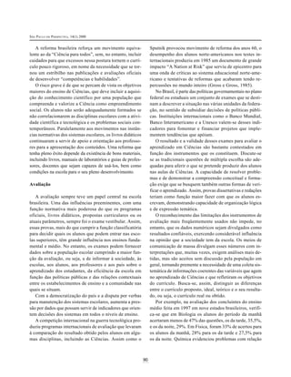 SÃO PAULO EM PERSPECTIVA, 14(1) 2000


   A reforma brasileira reforça um movimento equiva-                Sputnik provocou movimento de reforma dos anos 60, o
lente ao da “Ciência para todos”, sem, no entanto, incluir          desempenho dos alunos norte-americanos nos testes in-
cuidados para que excessos nessa postura tornem o currí-            ternacionais produziu em 1985 um documento de grande
culo pouco rigoroso, em nome da necessidade que se tor-             impacto “A Nation at Risk” que serviu de epicentro para
nou um estribilho nas publicações e avaliações oficiais             uma onda de críticas ao sistema educacional norte-ame-
de desenvolver “competências e habilidades”.                        ricano e tentativas de reformas que acabaram tendo re-
   O risco grave é de que se percam de vista os objetivos           percussões no mundo inteiro (Gross e Gross, 1985).
maiores do ensino de Ciências, que deve incluir a aquisi-              No Brasil, é parte das políticas governamentais no plano
ção do conhecimento científico por uma população que                federal ou estaduais um conjunto de exames que se desti-
compreenda e valorize a Ciência como empreendimento                 nam a descrever a situação nas várias unidades da federa-
social. Os alunos não serão adequadamente formados se               ção, no sentido de subsidiar decisões de políticas públi-
não correlacionarem as disciplinas escolares com a ativi-           cas. Instituições internacionais como o Banco Mundial,
dade científica e tecnológica e os problemas sociais con-           Banco Interamericano e a Unesco valem-se desses indi-
temporâneos. Paralelamente aos movimentos nas instân-               cadores para fomentar e financiar projetos que imple-
cias normativas dos sistemas escolares, os livros didáticos         mentem tendências que apóiam.
continuaram a servir de apoio e orientação aos professo-               O resultado e a validade desses exames para avaliar o
res para a apresentação dos conteúdos. Uma reforma que              aprendizado em Ciências são bastante contestados em
tenha pleno êxito depende da existência de bons materiais,          função dos instrumentos que os constituem. Discute-se
incluindo livros, manuais de laboratórios e guias de profes-        se as tradicionais questões de múltipla escolha são ade-
sores, docentes que sejam capazes de usá-los, bem como              quadas para aferir o que se pretende produzir dos alunos
condições na escola para o seu pleno desenvolvimento.               nas aulas de Ciências. A capacidade de resolver proble-
                                                                    mas e de demonstrar a compreensão conceitual e forma-
Avaliação                                                           ção exige que se busquem também outras formas de veri-
                                                                    ficar o aprendizado. Assim, provas dissertativas e redações
   A avaliação sempre teve um papel central na escola               teriam como função maior fazer com que os alunos es-
brasileira. Uma das influências preeminentes, com uma               crevam, demonstrando capacidade de organização lógica
função normativa mais poderosa do que os programas                  e de expressão temática.
oficiais, livros didáticos, propostas curriculares ou os               O reconhecimento das limitações dos instrumentos de
atuais parâmetros, sempre foi o exame vestibular. Assim,            avaliação mais freqüentemente usados não impede, no
essas provas, mais do que cumprir a função classificatória          entanto, que os dados numéricos sejam divulgados como
para decidir quais os alunos que podem entrar nas esco-             resultados confiáveis, exercendo considerável influência
las superiores, têm grande influência nos ensinos funda-            na opinião que a sociedade tem da escola. Os meios de
mental e médio. No entanto, os exames podem fornecer                comunicação de massa divulgam esses números com in-
dados sobre a população escolar cumprindo a maior fun-              terpretações que, muitas vezes, exigem análises mais de-
ção da avaliação, ou seja, a de informar à sociedade, às            tidas, mas são aceitos sem discussão pela população em
escolas, aos alunos, aos professores e aos pais sobre o             geral, tornando premente a necessidade de uma coleta sis-
aprendizado dos estudantes, da eficiência da escola em              temática de informações coerentes das variáveis que agem
função das políticas públicas e das relações contextuais            no aprendizado de Ciências e que refletiram os objetivos
entre os estabelecimentos de ensino e a comunidade nas              do currículo. Busca-se, assim, distinguir as diferenças
quais se situam.                                                    entre o currículo proposto, ideal, teórico e o seu resulta-
   Com a democratização do país e a disputa por verbas              do, ou seja, o currículo real ou obtido.
para manutenção dos sistemas escolares, aumenta a pres-                Por exemplo, na avaliação dos concluintes do ensino
são por dados que possam servir de indicadores que orien-           médio feita em 1997 em nove estados brasileiros, verifi-
tem decisões dos sistemas em todos o níveis de ensino.              ca-se que em Biologia os alunos do período da manhã
   A competição internacional na guerra tecnológica pro-            acertaram menos de 47% das questões, os da tarde, 35,5%,
duziu programas internacionais de avaliação que levaram             e os da noite, 29%. Em Física, foram 33% de acertos para
à comparação do resultado obtido pelos alunos em algu-              os alunos da manhã, 28% para os da tarde e 27,5% para
mas disciplinas, incluindo as Ciências. Assim como o                os da noite. Química evidenciou problemas com relação



                                                               90
 