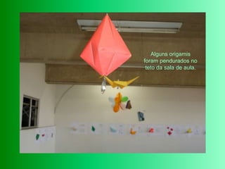 Alguns origamis foram pendurados no teto da sala de aula.