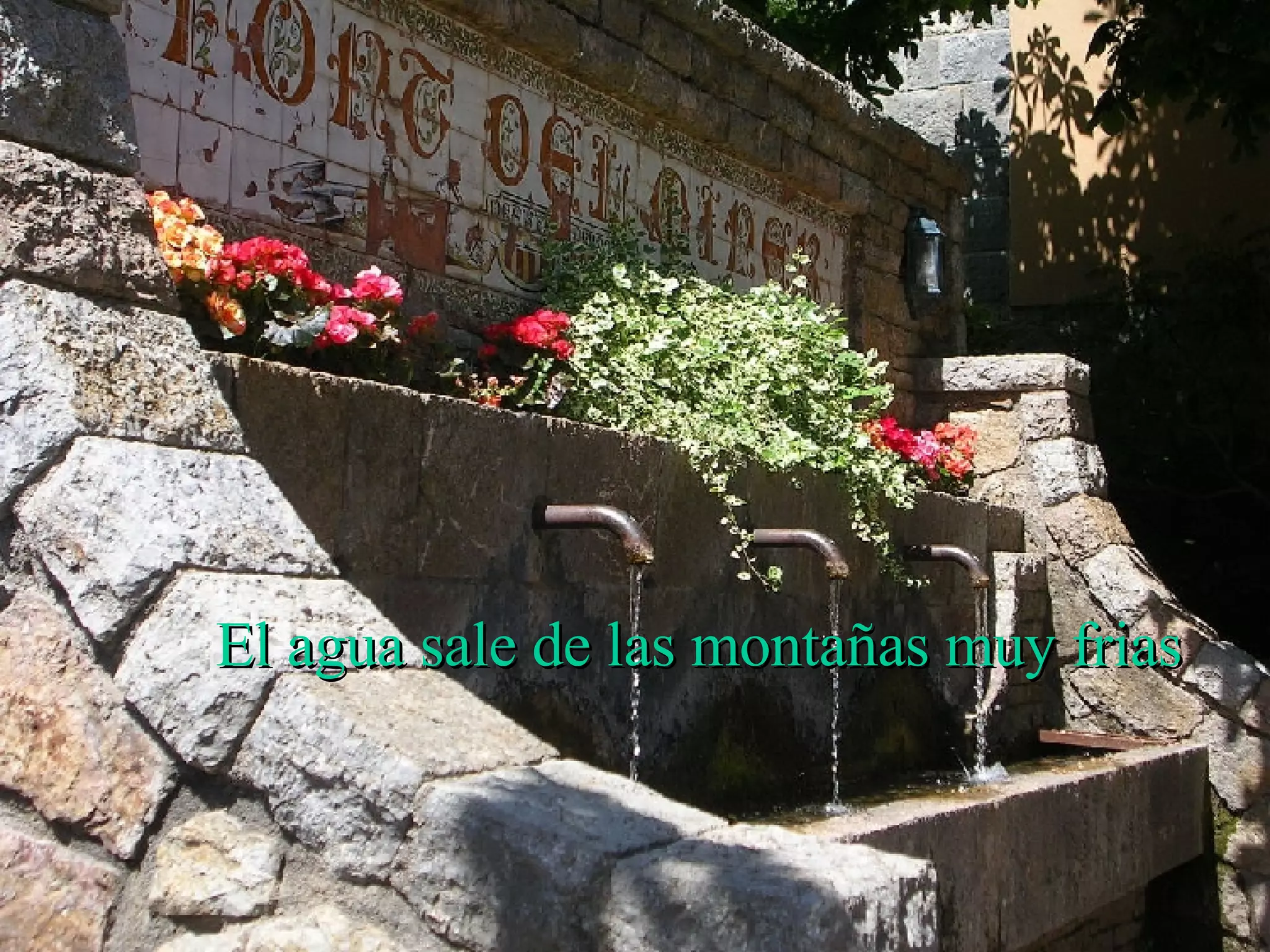 El agua sale de las montañas muy frias