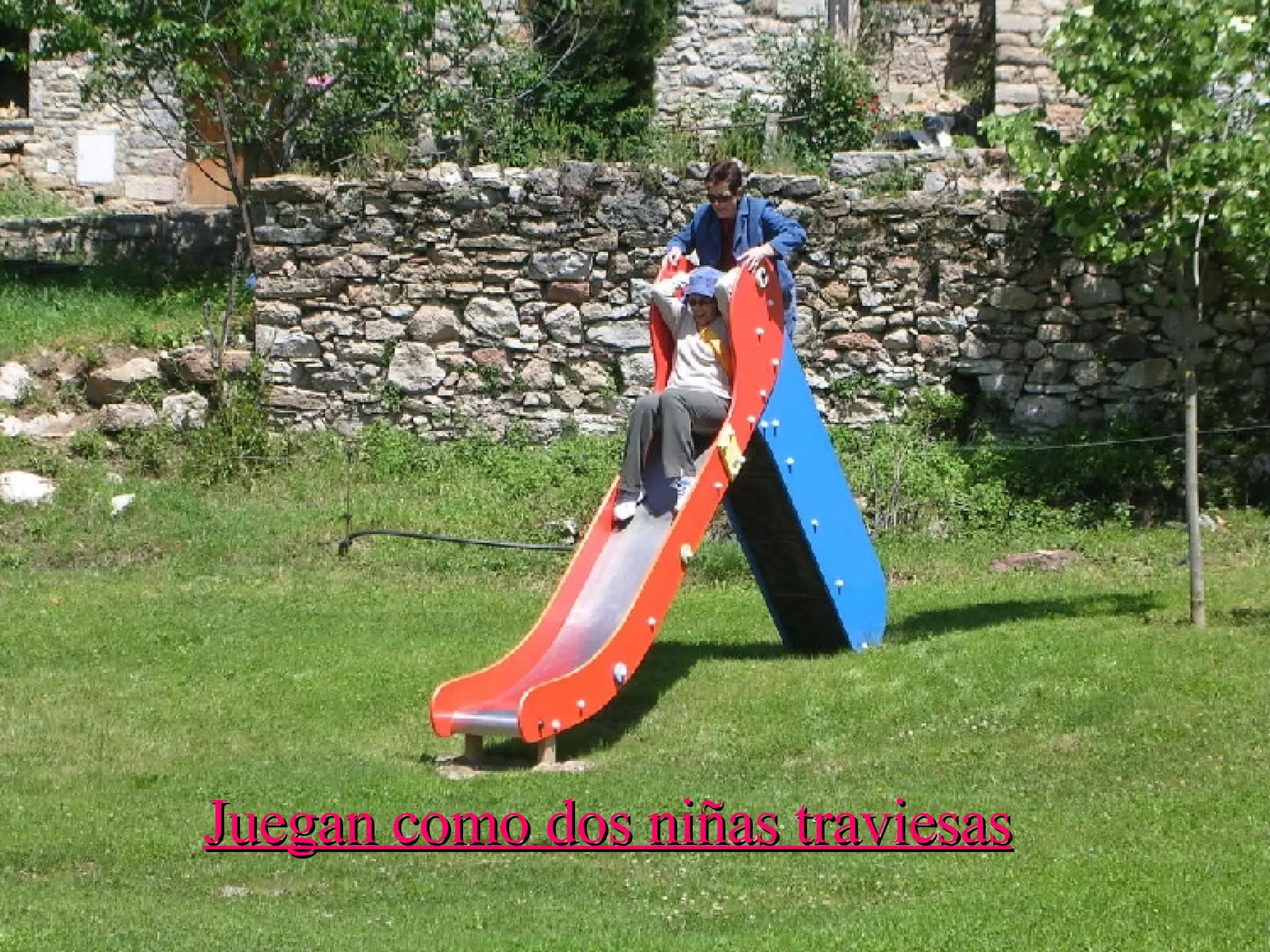 Juegan como dos niñas traviesas