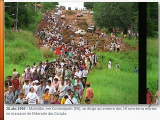 20.abr.1996 - Multidão, em Curionópolis (PA), se dirige ao enterro dos 19 sem-terra mortos
no massacre de Eldorado dos Carajás.
 