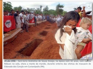 20.abr.1996 - Sem-terra Andrelina de Souza Araújo, na época com 42 anos, com o filho
Róbson no colo, chora a morte do marido, durante enterro das vítimas do massacre de
Eldorado dos Carajás em Curionópolis (PA).
 