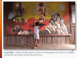 12.abr.2001 - Garoto Josivaldo observa painel em homenagem aos mortos no massacre
de Eldorado dos Carajás, em que seu pai morreu.
 