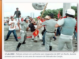 17.abr.2002 - Policiais entram em confronto com integrantes do MST em Recife, durante
protesto para lembrar os seis anos do massacre de Eldorado dos Carajás.
 