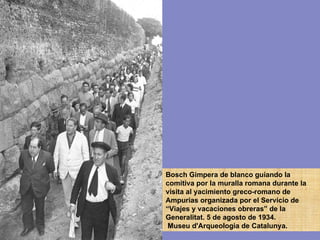 Bosch Gimpera de blanco guiando la comitiva por la muralla romana durante la visita al yacimiento greco-romano de Ampurias organizada por el Servicio de “Viajes y vacaciones obreras” de la Generalitat. 5 de agosto de 1934. Museu d'Arqueologia de Catalunya. 