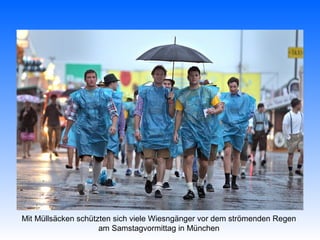 Mit Müllsäcken schützten sich viele Wiesngänger vor dem strömenden Regen
                     am Samstagvormittag in München
 
