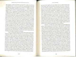 0 legado de Roma: fluminando a idade das trevas, 400-1000
dora de graos e azeite do Ocideme, principal fornecedora de alimentos
da cidade de Roma. A comida costumava ser, em grande parte, fornecida
gratuitamente, grac;:asaos impastos; no emanco, os vandalos eram auto-
nomos e mamiveram a produc;:aoafricana para si - embora estivessem
preparados para vende-la. A espinha dorsal de impostos Cartago-Roma
chegava ao fim. A populac;:ao da cidade de Roma comec;:oua diminuir
vertiginosamente depois da metade do seculo V; no seculo seguinte ela
provavdmente caiu mais de 80%.4
E um grande rombo apareceu no cui-
dadosamente balanceado sistema focal do Imperio Ocidental; os roma-
nos enfrencaram uma crise fiscal, justamente quando mais precisavam
gastar com as tropas. Nao ter previsto gue Genserico comaria Cartago,
apesar de ~n-1tracado firmado em 435, e indiscutivelmente 0 principal
erro escrateg1codo governo imperial no seculo V: foi O momento em gue
o desmembramento politico do lmperio Ocidental, pela primeira vez, se
cornou uma s~riapossibilidade. Dai os tardios mas intensos esfon;:ospara
recapcurar a Africa em 441, 460 e, especialmente, a grande mobilizac;:ao
de 468, que falharam desastrosamence, apesar de a forc;:a
militar vandala
nao ser, ate onde se pode observar, inusitadamente grande. No final, a re-
conquista em 533-534foi facil; mas o Imperio Ocidental, nesse momenta
ja deixara de exiscir.Nao obstante o faco de serem muico romanizados 0
;
vandalos foram agentes de grandes mudanc;:as. '
Essa ea caracteristica-chave dos acontecimentos do seculo v,pelo
menos no Imperio Ocidental. Repetidas vezes OSexercitos "barbaros"
ocuparam provincias romanas, as quais eles administravam de manei-
ras romanas; nada mudou, mas tudo mudou. No ano 400, os Imperios
Roma~~s, Ocid~~tal e Or~ental, eram gemeos, governados por irmaos
(Honono e Arcad10, os dots filhos de Teod6sio I, que governaram em:re
395 e 423 e 395 e 408, respectivamente), com pouca diferenc;:aestrutural
entre des e, coma vimos no capitulo I, nenhuma fraqueza interna funda-
mental. Em 500, o Oriente quase nao tinha sido alterado (na verdade, de
estava passando por um boomeconomico), mas o Ocidente se enconcrava
d_i~id,i~o
em meia duzia de grandes sec;:6es:
a Africa vandala, a Espanha
vmgotrca e o sudoesre da Galia, a Burgundia (sudeste da Galia), 0
nor-
te franc~ da Galia, a Italia ostrog6tica (induindo a regiao dos Alpes) e
uma sene de unidades autonornas menores na Britania e em 0utras zonas
rnais rnarginais em outros cantos. Os rnaiores sistemas politicos ociden-
134
Crise e continuidade
tais eram codos regidos por uma cradic;:aorornana, embora fossem mais
rnilitarizados, suas estrucuras fiscais estivessem mais fracas, tivessem me-
nos incer-relac;:6es
economicas, e suas economias internas se revelassem,
muitas vezes, rnais simples. Uma grande mudanc;:ahavia ocorrido sern que
ninguem, em particular, a planejasse. 0 prop6siro d~ste capitulo e_
inves-
cigarcomo essamudanc;:aocorreu - mas nao de maneira recrospecnva: Os
acontecirnentos do seculo V nao eram inevitaveis, e nao foram perceb1dos
como ral pelas pessoas que os vivenciaram. Nesse periodo, ninguem ~ia
ue O
lmperio do Ocidence estava "caindo": o primeiro autor a espec1fi-
~amente datar seu fim (em 476) foi um cronista residence em Constanti-
nopla, Marcelino comes,que escreveu por volta de 518.5
Varnos olhar para
esses evemos em quatro divis6es cronologicas: ate 425, ate 455, ate 500 e
ate 550,de modo a centar fixar quais foram as principais rnudanc;:as,mas
cambem as permanencias, em cada um <lessesescagios. Depois, entao, li-
daremos com a questao do significado dessas mudanc;:as.
6
Honoria e Arcadio nao tiveram nenhum tipo de procagonisrno
olitico, nem carnpouco seus sucessores no cargo imperial, e somence por
p 1 . -
volta da decada de 470 governantes eficazes vo caram a ocupar pos1c;:oes
politicas supremas. Queros governavam atraves deles. No Oc~d-ente,oh~-
rnernforce,no inkio do seculo V,era Estilicio, comandante m1htar (mag/S-
termilitum praesentalis)dos exerciros ocidentais desde 394: um poderoso
negociador, como eleprecisava ser. Durante o tempo de sua influencia, de
enfremou Alarico, rei dos godos (cercade 391-410),que tentava estabelecer
um local permanente para seu povo. Os grupos godos emr~ram n~ l~~erio
pela primeira vez em 376 (como vimos no capitulo l); apos sua v1tona em
Adrian6polis, em 378, eles forarn deixados em paz, na decada_de 380, na
Iliria e na Tricia, os Ba.leasmodernos. Alarico foi o primeiro chefe godo
a servir, com seus pr6prios seguidores, em urn exerciro rornano, sob o co-
rnando de Teodosio, em 394. Porem, esse acordo militar deixou de existir
por volta de 396, e os godos de Alarico (referimo-nos ades corno visigodos
para evitar confusao com ourros grupos g6ticos, embora eles nao se cha-
massem assim) passaram duas decadas tentando reconquiscar, pela forc;:a,
uma posic;:ao
de reconhecirnento no lmperio- Eles atacaram a G_recia,em
seguida se moveram para o norce, e adencraram a Italia Setenrnonal, em
401. Escilicao os derrotou e empurrou-os de volta aIliria, em 402, mas eles
recornararn em 408. Nesse momenta, eles nao eram os unicos "barbaros"
135
 