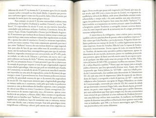 0 legado de Roma: Iluminando a idade das trevas, 400-1000
diferente do seculo IV ou mesmo do V:ji estamos agora fora do mundo
romano cardio e entrando na Alea Idade Media. A questao que precisa-
mos confrontar agora ecoma isso foi possivel, dada a falta de anseio por
inovac;ao da maior pane dos novas grupos etnicos.
Para comec;ar, no seculo V, ha uma continuidade evidente entre
as lideranc;as do Imperio Ocidental (e tambem Oriental) e os reis "bir-
baros". Os imperadores do seculo V eram, em sua maioria, fantoches,
controlados por poderosos militares: Estilicao, Constancio, Aecio Ri-
dm:ro, Aspar, Zena.a, Gundobaldo e Orestes (pai de Romulo Aug~stu-
lo). E interessante que nenhum desses homens tentou tomar o trono por
meio da fon;a, como outros militares tinham feito regularmente no seculo
III, e apenas dois deles (Constancio e Zenia) se tornaram imperadores,
porem por meios corretos. Uma razao comumente apontada para isso e
que, como "barbaros" etnicos, eles n:io tinham direico ao cargo imperial;
mas, para alem do faro de que nem codas ei:am de ascendencia n:io ro-
mana, n:io ha nenhuma base contemporanea para esse tipo de exclus:io.
Basilisco , imperador oriental por um curto periodo, em 475-476,pode,
na verdade, ter sido tio de Odoacro, e, portanto, um esciro, isto e, um
povo submisso aos hunos de Arila; 36
Silvano, um usurpador fracassado,
em 355,era certamente franco. 0 mais provavel eque eles se abstiveram
da tomada de poder por respeito avisa.a de que a legicimidade imperial
estava aliada agenealogia, vis:io essa que pode ser estendida ate a familia
de Constantino, na mecade do seculo IV; parecia ser mais facil controlar
um imperador (ou uma serie de irnperadores, coma fez Ridmero) do que
usurpar o trono. E provavelmente era. Esses homens poderosos civeram
pedodos de autoridade maiores do que os da maioria dos imperadores
do seculo III. Um importance elemento para a legitimidade genealogi-
ca rornana tardia era o casamento, raz:io pela qual codas os poderosos
casaram-se com as descendentes de familias imperiais, com o prop6sito
de colocar seus filhos no trono; Constancio e Zenao conseguiram (Ze-
na.a tornou-se ele mesrno irnperador, mas, obviamente, apenas corno
herdeiro de seu proprio, e efernero, filho). Maso mesrno era igualmente
verdade para as farnilias reais "barbaras", a maioria das quais tinha, ou
rapidamente estabeleceu, la<;:os
de casamento com os rornanos, muitas
~ez_es,
~em duvida, com a rnesma intenc;ao. Essa rede genealogica coma
rns1gmficante a diferenc;a cultural, pelo menos nos niveis imperiais ou
154
Crise e continuidade
re ios. Di sso resulta que quase todo imperador do Oriente, por mais de
u! seculo, ap6s 450 (com a unica excec;aode Zen:io), era originario da
confluencia cultural dos Ba.leas,onde novas identidades estavam sendo
reformuladas O tempo todo, e de onde tambem saiu uma alta porcen-
d h f, "b ' b " 37
E
tagem dos poderosos do lmperio, bem coma os c e es ar aros .
havia tambern os cruzamentos em termos pessoais: tanto Gundobaldo,
0
burgundio, quanta Teodorico, o ostrogodo, tiveram carreiras dentro
e fora da carte imperial antes de se tornarem reis de antigas provincias
romanas independentes.
A importancia da endogamia, coma criteria para a sucessao,
tambem colocava uma boa dose de pressao sabre as mulheres imperiais.
38
N6s vimos que Gala Pladdia e, particularmente, Pulqueria foram mu-
lheres poderosas no comec;o do seculo V, e ambas legitimaram seus ma-
ridos imperiais. Assim fez Ariadne, filha de Lea.aI e esposa de Zena.a e
Anastacio, sucessivamente. Verina, esposa de Lea.a, era irma de Basilis-
co. Teodora, ela mesrna uma operadora politica importance, apesar da
dominancia de seu marido, Justiniano, parece ter tambem promovido
seus parentes, apesar de haver morrido muito antes de seu esposo a pon-
to de qualquer um deles ainda estar em posic;ao de lhe suceder . Sofia,
viuva de Justino II (565-578),cercamente escolheu seu sucessor, Tiberio
II, e talvez Mauricio tambem. 39
Havia aqui um espac;opara a atua<;::io
politica feminina, que fora aproveitado diversas vezes. Assim, nao e de
surpreender que AniciaJuliana (m. 527/528) - uma rica cidada_p~iva-
da de Constant inopla, mas tambem uma descendente de Valentm1ano
Ill e de toda uma serie de imperatrizes (alem de esposa de um descen-
dente de Aspar), e carregando o ticulo de patricia, em 507 - t~nha tido
influencia sobre Justiniano: sua igreja de Hagios Polyeuktos, no centro
de Constantinopla, construida por volta de 525,foi a maior da cidade
ate que Justiniano construiu Hagia Sofia, uma decada depois, provavel-
mente, em parte, como resposta. 40
Esse espac;o para o poder feminino,
por mais ambivalente que fosse (pois sempre era), foi uma caractedstica
mais oriental do que ocidental; as crises militares do Ocidente favorece-
ram urna lideranc;a militar mais masculina. As mulheres, no Ocidente,
capazes de dominar uma politica militarizada iriarn aparecer mais tarde,
com os lombardos, ap6s 590, e os francos rnerovingios, ap6s 575, mas
sua proeminencia teve razoes diferentes.
155
 