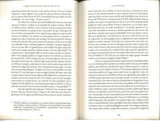 0 legadt.ide Roma: lluminando a idade das trevas, 400-1000
cram descendemes dos troianos, o que parece ser mais "literirio", menos
"aurentico"; mas o registro mais amigo de cada uma dessas tradi<j'.6es
apa-
rece na mesma fome do seculo VII, e seria dificil dizer qual delas era mais
acreditada - ou mais amiga - do que a ourra.43
De tudo isso,conclui-se que as idemidades p6s-romanas eram uma
mismra complexa e tinharn urna variedade de origens: romana, "birba-
ra",biblica; e eram, tambem, orais e literirias. 0 que elasprecisavam fazer
era menos localizar um grupo etnico no passado, do que o distinguir de
seusvizinhos comernporaneos. Isso significa que perguntar o que era nao
romano OU "barbaro", em rela<j'.aO
aos novos grupos etnicos, e, em parte, a
perguma errada; o arianismo, por exemplo, era uma heresia bem romana,
porem, por volta de 500, para a maioria das pessoas, de havia se tornado
um indicador etnico a designar godos ou vandalos. A pr6pria lingua g6-
tica era, no ano 500, em grande parre uma tradi<j'.fo
liturgica, mais asso-
ciada com o amigo arianismo romano do que com uma "goticidade"• em
sentido etnico; muitos godos falavam apenas latim, sem que sua "gotici-
dade" fosse afetada positiva ou negacivamente. Na verdade, ao comd.rio
dos seculos XX e XXI, a lingua nao era, are onde podemos observar, um
marcador emico forte em nenhum lugar nesse periodo. Muitos francos,
em 600, por exemplo, ainda falavam franco (uma versa.ado que hoje cha-
mamos de amigo alto-alemao), mas provavelmente nem codos, e muitos
com certeza eram bilingues. Gregorio de Tours, o mais prolifico escriror
do seculo VI, na Gilia, que era um monoglota falame de lacim, nunca di
o menor indkio de que tivesse alguma dificuldade de se comunicar corn
qualquer pessoa nos reinos francos. Na verdade, nem ele nem qualquer
outra pessoa, no mundo franco, ate o seculo IX, dizem qualquer coisa a
respeito de dificuldades de comunica<j'.ao
entre falantes de latim e franco;
pode ter acontecido, mas nao era um problema para a "franquicidade". 44
Isso nao significa que os grupos "barbaros" nao trouxeram nada
de suas culmras anteriores para o Imperio. Hi roda uma nova historio-
grafia que discure a germanidade das primeiras praticas sociais medievais:
• Wickham emprega um neologismo para traduzir a ideia de uma identidade etnica
para os godos e, a seguir, os francos. Utilizamos o termo "goticidade" para craduzir
Gothic-ness, "franquicidade" para Frankishness e "germanidade", mais conhecido,
para traduzir German-ness. (N. da T.)
158
Crise e continuidade
como os grandes clas, as faidas, os sequitos pessoais, o consumo de came,
cercosconceitos de propriedade ou cerros tipos de broche ou fivela. Quase
mdo isso e falso, se vista como sinal de uma identidade inata, como se os
francos de 700 fossem os mesmos francos de 350. Algumas dessas marcas
tambem sao imprecisas: grande parte das primitivas leis de propriedade
medievais tinha antecedences romanos impeciveis, ou ao menos para-
lelos bem pr6ximos; de modo semelhame, a mecalurgia "germanica" as
vezes tern antecedences romanos, e, mesmo quando isso nao ocorre, nao
nos fornece qualquer guia para as idemidades emicas de quern as usava.
Mas seria igualmeme contraproduceme descartar tudo isso de uma vez
s6, e apresencar os novos grupos ecnicos simplesmente como variances da
pr6pria sociedade romana. Uma enfase no consumo de carnes pela aris-
tocracia, por exemplo, parece ter sido genuinamence uma inovaao dos
(encreoutros) francos; isso nao era pane da culinaria. romana, para a qual
o status era cransmitido pela complexidade e pelo cusro dos ingredientes,
mas aparece pela primeira vez em um cratado sabre dieta escrito para o rei
franco Teodorico I (511-533)por urn medico de origens gregas chamado
Ancimo, e continuou ao longo da Idade Media. 45
Uma inova<j'.ao
parricularrnente importance foi a assembleiapubli-
ca, areuniao formal dos membros masculinos adulros de uma comunidade
policica, para deliberar e decidir sabre a<j'.6es
politicas e guerra, e, cada vez
mais, para criar leise arbicrar disputas. 46
Os romanos organizavam muitas
cerim6nias publicas de larga escala, como vimos no capirulo 2, mas, nos
reinos p6s-romanos, as assembleias tinham um significado mais amplo, na
medida em que representavam o prindpio de que o rei cinha um relacio-
namento direro com todos os francos ou lombardos ou burgundios livres;
essasassembleias derivam dos valores das comunidades tribais do periodo
imperial, mas continuaram de maneira bem diferente no mundo p6s-ro-
mano. Podemos, assim, tra<j'.ar
um continua de pratica politica que liga os
francos e os lombardos, nao com Roma, neste caso, mas com os povos me-
nos romanizados ou nao romanizados do norte alto-medieval; as assem-
bleias denominadas placitum pelos francos ou lombardos, ou conventus,
pelos burgundios, tern paralelos com agemot anglo-saxa, a thing escandi-
nava ea oenachirlandesa. Essas assembleias nao eram realmente para codas
os homens livres, o tradicional kingdom-at-arms da mitologia romantica,
mas, apesar disso, podiam ser grandes enconcros, cujo poder de legitimar
159
 