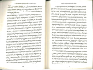 0 legado de Roma: lluminando a idade das trevas, 400-100 0
451).Com isso nao se quer dizer que o clero ocidental sempre obedeceu
a essa teoria, pois, em varias regi6es ocidemais, houve derigos Iegalmente
casados ate o final do seculo XI; no entanto, o prindpio de que 05 sacer-
dotes deveriam ter um carater sagrado diferente de suas congregac;:6esfoi
estabdecido desde cedo.i
5
No Oriente, a questao que mais causou divisao foi bem ourra: a
natureza de Cristo.
26
Constantino tambem achou que havia dissensao
entre o parr_iarcaAl~x~n~re de ~lexandria e seu presbitero Ario a respei-
to de se o Ftlho era 1dem1eoou 1gual em substancia ao Pai, na Trindade;
Alexandre susrentava que sim mas Ario dizia que nao C ·
_ _ , . onstantrno, que
nao cons1deravaque o assunto fosse particularmente importance, convo-
cou um condlio de bispos, em Niceia, no ano 325,0 Primeiro Concilio
Ecumenico, que, notoriameme (foi o unico Concilio Ecumenico a alcan-
c;:a-lo),
co~seguiu que ambos os lados concordassem em uma formulac;:ao,
o cred~ mceno, essencialmente apoiando Alexandre. Alguns seguidores
e~trem1stas de Alexandre, comudo, principalmente seu sucessor, Atana-
s10_(m.373),negaram-se a manter comunhao com Ario, apesar de deter
ace1tadoo credo niceno, e a disputa recomec;:ou.
Outras vers6es de fe crista
~a~s pr6ximas do que Atanasio chamava de "arianos" eram populares em
vanas ~artes do Oriente, sobretudo em Constantinopla, incluindo, entre
des, os1mperadores Constancio II e Valence;nao era absolucameme obvio
para todos que os membros da Trindade eram iguais. Atanasio era cambem
pessoalmeme_impopular,por seu estilo violenco, e tinha um extenso apoio
apenas no Oc1deme. Porem, uma nova gerac;:ao
de apoiadores do credo ni-
ceno ganhou _forc;:a
na decada de 370,particularmeme grac;:as
a Basilio, bis-
po de Cesare1a, na Anatolia (m. 379),e aos seus associados. Com a morte
de Valence,em Adrianopolis, em 378,Teod6sio I, um aliado ocidental d
B 'l· d e
asi 10,tornou-se impera or do Orieme, e o seu Concilio Ecumenico, em
~onstantinopla, no ano 381,finalmente declarou que o credo niceno era a
fe ortodoxa. :aradoxalmente (mas nao o unico caso entre as heresias), foi
essa declarac;:aoque, pela primeira vez, cristalizou O pr6prio "arianismo"
enquamo um sistema religioso elaborado de fato. Consequentemente, de
perdeu o patrocinio imperial e portanco dai em diame, um apoio mais
amplo iapesar de_
que, na capital oriental, isso nio aconteceu are avigorosa
pregac;:ao
do patnarcaJoao Crisostomo, em 398-404)s6 foi evidente entre
os godos e, por extensio, os outros grupos "barbaros" 110
norte.27
110
Cultura e crenOano mundo cristiio romano
A vit6ria do credo niceno signi:ficavaque Cristo, apesar de huma-
no e passivel de sofrimento, era visto completamente como divino tam-
bem; no entanto, como eram combinadas a humanidade ea divindade?
Esse era O maior nucleo dos debates do seculo V, que con:figuravam, por
varios aspectos, disputas de poder entre Alexandria e Antioquia, tendo
Constantinopla, geralmeme, do lado de Antioquia. 0 patriarca Cirilo
de Alexandria (412-444)argumentava que os elementos humano e divi-
no, na natureza de Crisco, nao podiam ser separados; antioquenos, como
Nest6rio, patriarca de Constantinopla (428-431),via-os como distintos.
0 perigo na postura de Cirilo, a que chamamos de "monofisita", era que
Cristo perderia completamente a sua humanidade; o perigo na postura de
Nest6rio era que Cristo se tornaria duas pessoas. Nenhum desses riscos
tinha sido percebido ainda, mas os oponentes de cada lado acreditavam
que sim. O Terceiro Concilio Ecumenico, em Efeso, em 431,p~lco de ~1:1a
nocavele cfnica manobra por parte de Cirilo, condenou e depos Nestono.
Efeso tambem legitimou o culto da Virgem Maria como Iheotokos,"mae
de Deus", uma formulac;:aoa que Nest6rio, em particular, se opos, mas
que dominou a maioria das igrejas cristas naquele momenco; os grandes
condlios como um todo nao discutiram apenas a cristologia. Mas a ten-
tativa alexandrina de ir atras de todos os antioquenos, um por um (noto-
riamente, Teodoreto, bispo de Cirro, que foi, brevemenre, destituido em
449), repercutiu ndes, principalmente pela oposic;:aoocidenral, centrada
nas a<;6ese nos escritos do papa Lea.a I (440-461),e tambem porq_ueos
alexandrinos afastaram a imperatriz Pulqueria, sua apoiadora em Efeso.
Um quarto condlio, em Calcedonia, em 451.rejeitou a posic;:ao
"mono:fi-
sita" alexandrina (aomesmo tempo que manteve a rejeic;:ao
de Nest6rio), e
impos a norma de que Cristo existiu "em duas naturezas", divina e huma-
na, porem em uma s6 pessoa.
Isso estabeleceu uma ortodoxia que, a partir de entio, dominou o
Ocidente e O centro bizantino. Mas nao pos :fimas disputas, pois o mono-
:fisismotinha O apoio popular de que careciam as interpretac;:6esanterior-
mente derrotadas, em particular na maior parte do Egito, cada vez mais
na Siria e na Palestina, e tambem na Armenia. Os imperadores que por
vezes simpatizavam pessoalmente com o monofisismo (como aconteceu
com Anastacio e tambem com a imperatriz Teodora, a poderosa esposa de
Justiniano) viram a divisao calcedoniana-mono:fisira como uma questao
111
 