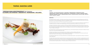 TAPAS: SASCHA LENZ
“INSPIRACIONES MEDITERRÁNEAS“ Für 6 Personen
OLIVENÖL AUS SPANIEN / URKAROTTE / MANDARINE / SELLERIE.

ZUTATEN:
• 6 Urkarotten • 1 Glas schwarze Oliven ohne Kerne • 1 Knollensellerie • 100g Macadamianüsse • 400ml Olivenöl aus Spanien
• 200ml Karottensaft • 3,5g Alginat • 200ml Wasser • 300g grüne Oliven • 2,5g Kalziumchlorid • 1,5g Xanthan • 3g Agar Agar • 50g Butter
• 100g Zucker • 0,5g Gelatine • 2 Limonen • 200g Mandarinenpulp von Boiron • 6 Ochsenherz-Karotten • Fleur de Sel • Pfeffer • Purple Curry
• Thymian • Olivenkraut • 10g Ingwer

ZUBEREITUNG:
Die Urkarotten abwaschen, trocknen,  mit der Butter, Salz und Zucker sowie etwas Olivenöl ganz fest nebeneinanderliegend vakuumieren. Bei
90 Grad 35 Min. im Fusion Chef Julabo garen. Danach auf 2 Grad abkühlen. Aus dem Beutel nehmen und 6 gleich große Stücke aus den Spitzen
abschneiden. Aus dem Endstück ein fingerdickes Stück abschneiden und aushöhlen.
Die Ochsenherz-Karotten mit Salz, Curry und Limonenabrieb im Karottensaft bissfest garen. Den gewonnenen Karottensaft mit Olivenkraut, Salz
und Pfeffer abschmecken. Die Hälfte mit dem Mandarinenpulp und dem Agar Agar aufkochen. Abkühlen und im Thermomix mixen.
Die Gelatine in kaltem Wasser einweichen, das Wasser und Agar Agar aufkochen, währenddessen Xanthan mit dem Olivenöl aus Spanien und
einer Prise Salz vermischen. Die Mischung leicht erwärmen und langsam in feinem Strahl das Wasser mit Agar Agar hinzufügen. Gelatine hinzugeben. In eine Spritze mit großer Öffnung aufziehen. Wir formen die Spaghetti im Zick Zack, ohne mit dem Drücken aufzuhören, im Inneren einer
Schüssel mit Wasser und Eiswürfeln.
Die schwarzen Oliven im Läuterzucker kochen, bis die Flüssigkeit ganz weg ist. Auf eine Backmatte geben und über Nacht im Holdomat trocknen.
Danach mixen und die Olivenöl-Spaghetti darin wälzen.
Das Alginat mit dem Wasser mixen, bis keine Klümpchen mehr vorhanden sind. 48 Std. im Kühlhaus stehen lassen.
Die grünen Oliven entkernen, das Fleisch im Thermomix pürieren. Mit den Händen durch ein Superbag pressen. Das Chlorid unter die Jus der
grünen Oliven mixen und 1 Min. stehen lassen. 24 Std. in der Kühlung stehen lassen.
Einen sphärischen Löffel mit der Jus von grünen Oliven füllen und in die Alginat-Basis schütten. 1 Min. ziehen lassen und danach in Olivenöl aus
Spanien aufbewahren.
Den Sellerie schälen und auf Stufe 0,5 der Aufschnittmaschine aufschneiden. Die dünnen Scheiben kurz blanchieren. Die Macadamianüsse rösten
und danach mixen. Mit dem restlichen Olivenöl aus Spanien und dem Mandarinenpulp vermengen und mit Salz und Pfeffer abschmecken. Die
Selleriescheiben auf Küchenpapier legen und trocken tupfen. Einen Kaffeelöffel voll Nussfüllung auf die Selleriescheibe geben, eine darüber legen
und mit dem Ravioli-Ausstecher ausstechen. In Olivenöl aus Spanien und Karottensaft erwärmen.

20

Wettbewerb Tapas

© Koch des Jahres / Melanie Bauer Photodesign

21

 