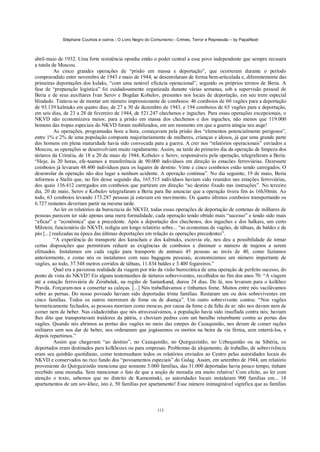 Stéphane Courtois e outros - O Livro Negro do Comunismo - Crimes, Terror e Repressão – by PapaiNoel



abril-maio de 1932. Uma forte resistência opunha então o poder central a esse povo independente que sempre recusara
a tutela de Moscou.
           As cinco grandes operações de “prisão em massa e deportação”, que ocorreram durante o período
compreendido entre novembro de 1943 e maio de 1944, se desenrolaram de forma bem-articulada e, diferentemente das
primeiras deportações dos kulaks, “com uma notável eficácia operacional”, segundo os próprios termos de Beria. A
fase de “preparação logística” foi cuidadosamente organizada durante várias semanas, sob a supervisão pessoal de
Beria e de seus auxiliares Ivan Serov e Bogdan Kobulov, presentes nos locais de deportação, em seu trem especial
blindado. Tratava-se de montar um número impressionante de comboios: 46 comboios de 60 vagões para a deportação
de 93.139 kalmuks em quatro dias, de 27 a 30 de dezembro de 1943, e 194 comboios de 65 vagões para a deportação,
em seis dias, de 23 a 28 de fevereiro de 1944, de 521.247 chechenos e inguches. Para essas operações excepcionais, o
NKVD não economizava meios; para a prisão em massa dos chechenos e dos inguches, não menos que 119.000
homens das tropas especiais do NKVD foram mobilizados, em um momento em que a guerra atingia seu auge!
           As operações, programadas hora a hora, começavam pela prisão dos “elementos potencialmente perigosos”,
entre 1% e 2% de uma população composta majoritariamente de mulheres, crianças e idosos, já que uma grande parte
dos homens em plena maturidade havia sido convocada para a guerra. A crer nos “relatórios operacionais” enviados a
Moscou, as operações se desenvolviam muito rapidamente. Assim, na tarde do primeiro dia da operação de limpeza dos
tártaros da Criméia, de 18 a 20 de maio de 1944, Kobulov e Serov, responsáveis pela operação, telegrafaram a Beria:
“Hoje, às 20 horas, efe-tuamos a transferência de 90.000 indivíduos em direção às estacões ferroviárias. Dezessete
comboios já levaram 48.400 indivíduos para os lugares de destino. Vinte e cinco comboios estão sendo carregados. O
desenrolar da operação não deu lugar a nenhum acidente. A operação continua”. No dia seguinte, 19 de maio, Beria
informou a Stalin que, no fim desse segundo dia, 165.515 indivíduos haviam sido reunidos nas estações ferroviárias,
dos quais 136.412 carregados em comboios que partiram em direção “ao destino fixado nas instruções”. No terceiro
dia, 20 de maio, Serov e Kobulov telegrafaram a Beria para lhe anunciar que a operação tivera fim às 16h30min. Ao
todo, 63 comboios levando 173.287 pessoas já estavam em movimento. Os quatro últimos comboios transportando os
6.727 restantes deveriam partir na mesma tarde.
           Ao ler os relatórios da burocracia do NKVD, todas essas operações de deportação de centenas de milhares de
pessoas parecem ter sido apenas uma mera formalidade; cada operação tendo obtido mais “sucesso” e tendo sido mais
“eficaz” e “econômica” que a precedente. Após a deportação dos chechenos, dos inguches e dos balkars, um certo
Milstein, funcionário do NKVD, redigiu um longo relatório sobre... “as economias de vagões, de tábuas, de baldes e de
pás [...] realizadas na época das últimas deportações em relação às operações precedentes”.
           “A experiência do transporte dos karachais e dos kalmuks, escrevia ele, nos deu a possibilidade de tomar
certas disposições que permitiram reduzir as exigências de comboios e diminuir o número de trajetos a serem
efetuados. Instalamos em cada vagão para transporte de animais 45 pessoas ao invés de 40, como fazíamos
anteriormente, e como nós os instalamos com suas bagagens pessoais, economizamos um número importante de
vagões, ao todo, 37.548 metros corridos de tábuas, 11.834 baldes e 3.400 fogareiros.”
           Qual era a pavorosa realidade da viagem por trás da visão burocrática de uma operação de perfeito sucesso, do
ponto de vista do NKVD? Eis alguns testemunhos de tártaros sobreviventes, recolhidos no fim dos anos 70: “A viagem
até a estação ferroviária de Zerabulak, na região de Samarkand, durou 24 dias. De lá, nos levaram para o kolkhoz
Pravda. Forçaram-nos a consertar as caleças. [...] Nós trabalhávamos e tínhamos fome. Muitos entre nós vacilávamos
sobre as pernas. Do nosso povoado haviam sido deportadas trinta famílias. Restaram um ou dois sobreviventes em
cinco famílias. Todos os outros morreram de fome ou de doença”. Um outro sobrevivente contou: “Nos vagões
hermeticamente fechados, as pessoas morriam como moscas, por causa da fome e da falta de ar: não nos davam nem de
comer nem de beber. Nas cidadezinhas que nós atravessávamos, a população havia sido insuflada contra nós; haviam
lhes dito que transportavam traidores da pátria, e choviam pedras com um barulho retumbante contra as portas dos
vagões. Quando nós abrimos as portas dos vagões no meio das estepes do Cazaquistão, nos deram de comer rações
militares sem nos dar de beber, nos ordenaram que jogássemos os mortos na beira da via férrea, sem enterrá-los, e
depois repartimos.”
           Assim que chegavam “ao destino”, no Cazaquistão, no Quirguizistão, no Uzbequistão ou na Sibéria, os
deportados eram destinados para kolkhozes ou para empresas. Problemas de alojamento, de trabalho, de sobrevivência
eram seu quinhão quotidiano, como testemunham todos os relatórios enviados ao Centro pelas autoridades locais do
NKVD e conservados no rico fundo dos “povoamentos especiais” do Gulag. Assim, em setembro de 1944, um relatório
proveniente do Quirguizistão menciona que somente 5.000 famílias, das 31.000 deportadas havia pouco tempo, tinham
recebido uma moradia. Sem mencionar o fato de que a noção de moradia era muito relativa! Com efeito, ao ler com
atenção o texto, sabemos que no distrito de Kameninski, as autoridades locais instalaram 900 famílias em... 18
apartamentos de um sov-khoz, isto é, 50 famílias por apartamento! Esse número inimaginável significa que as famílias



                                                            112
 